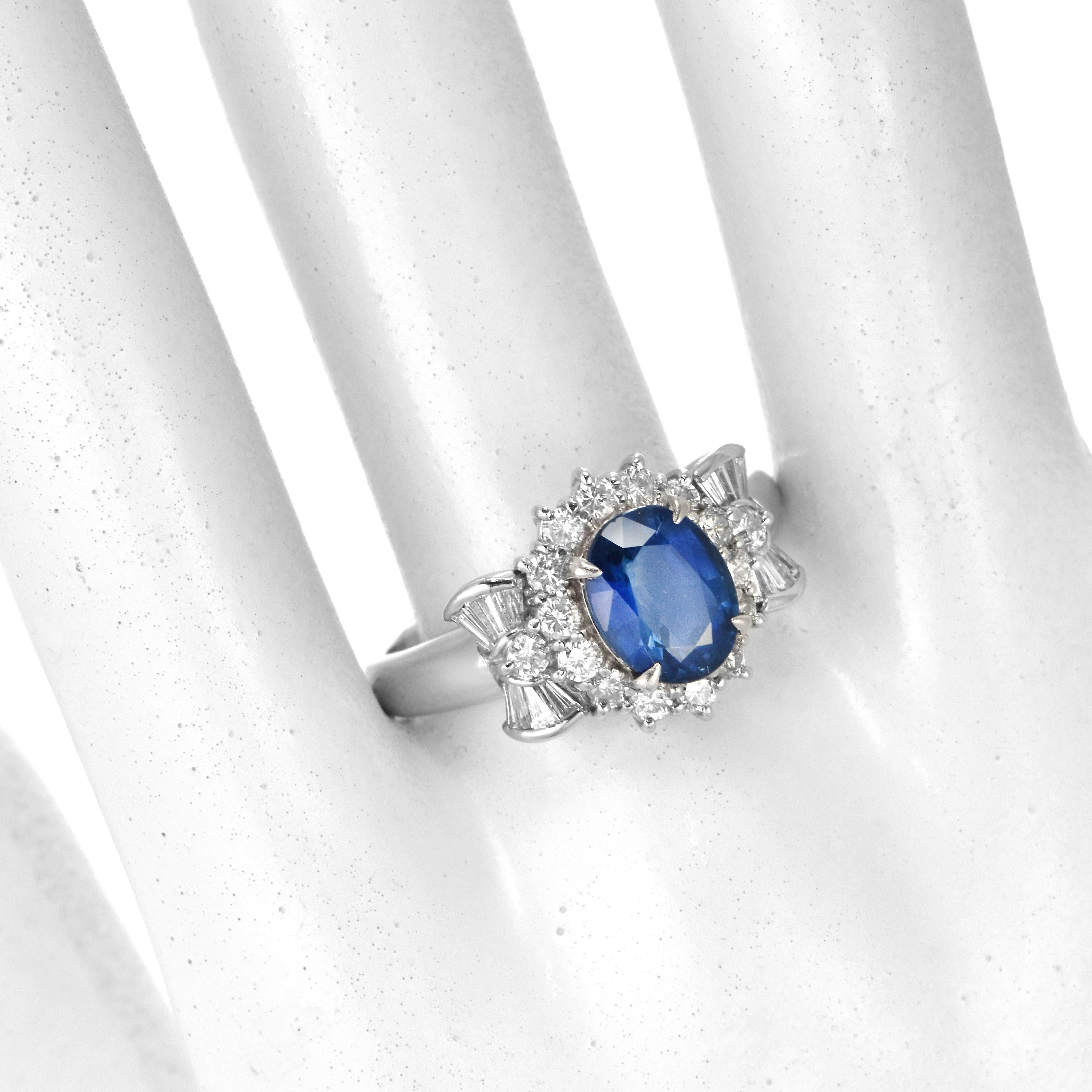 2.11 Carat Natural Sapphire and Diamond Ring Made in Platinum In Excellent Condition For Sale In Tokyo, JP
