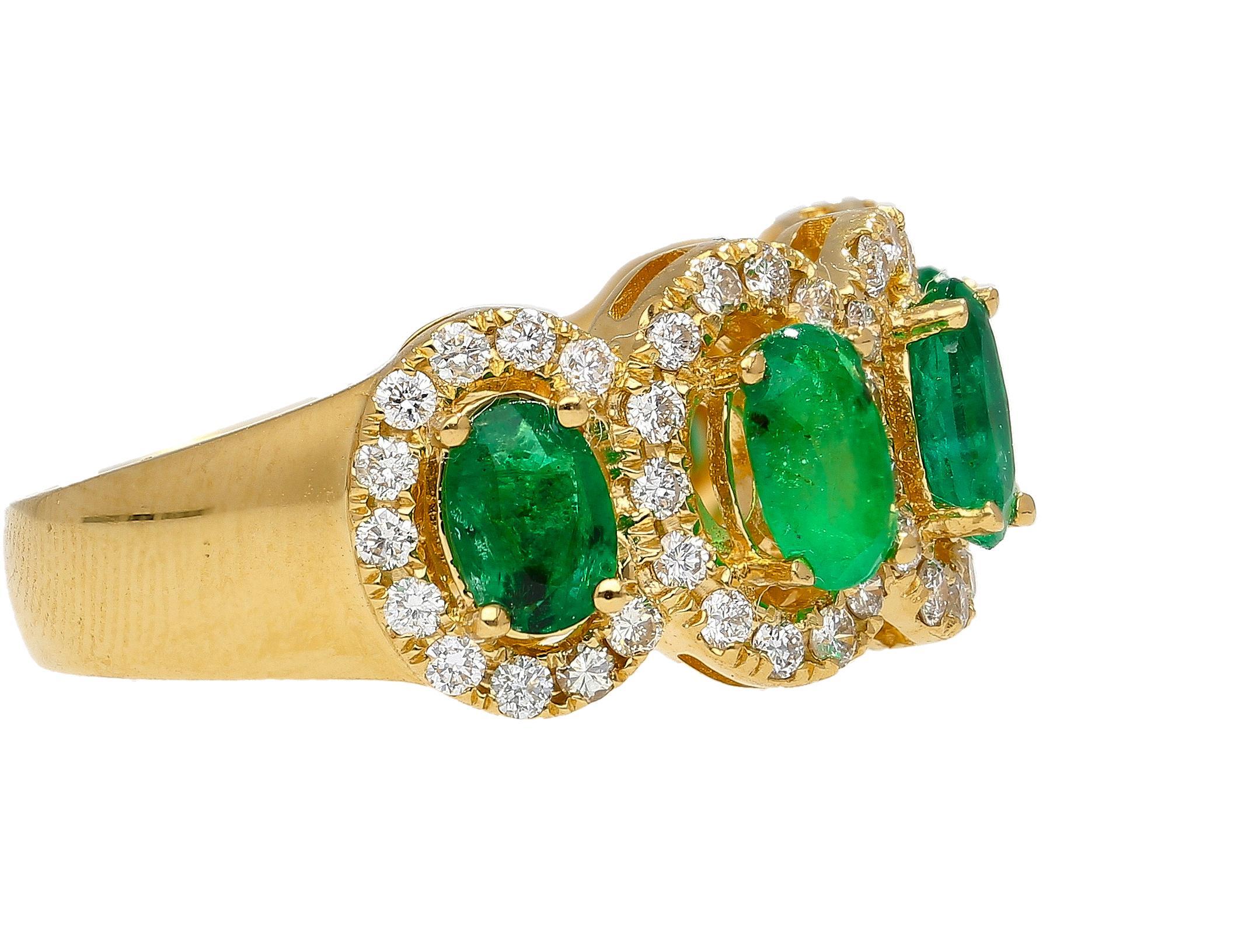 2.11 Carat Oval Cut Emerald and Diamond Wedding Band in 18K Gold In New Condition For Sale In Miami, FL