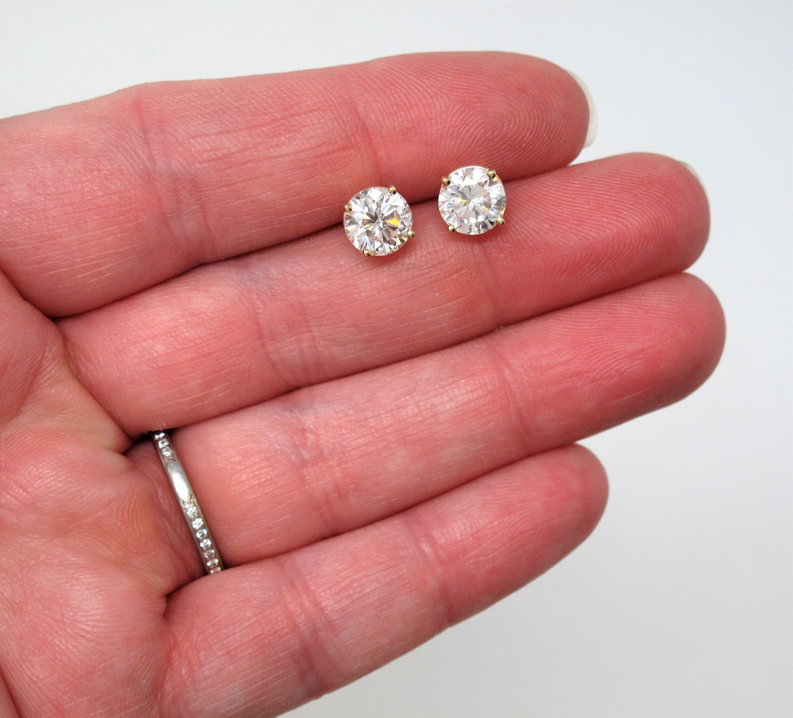 2.11 Carats Round Solitaire Natural Diamond Stud Earrings in Yellow Gold In Good Condition For Sale In Scottsdale, AZ
