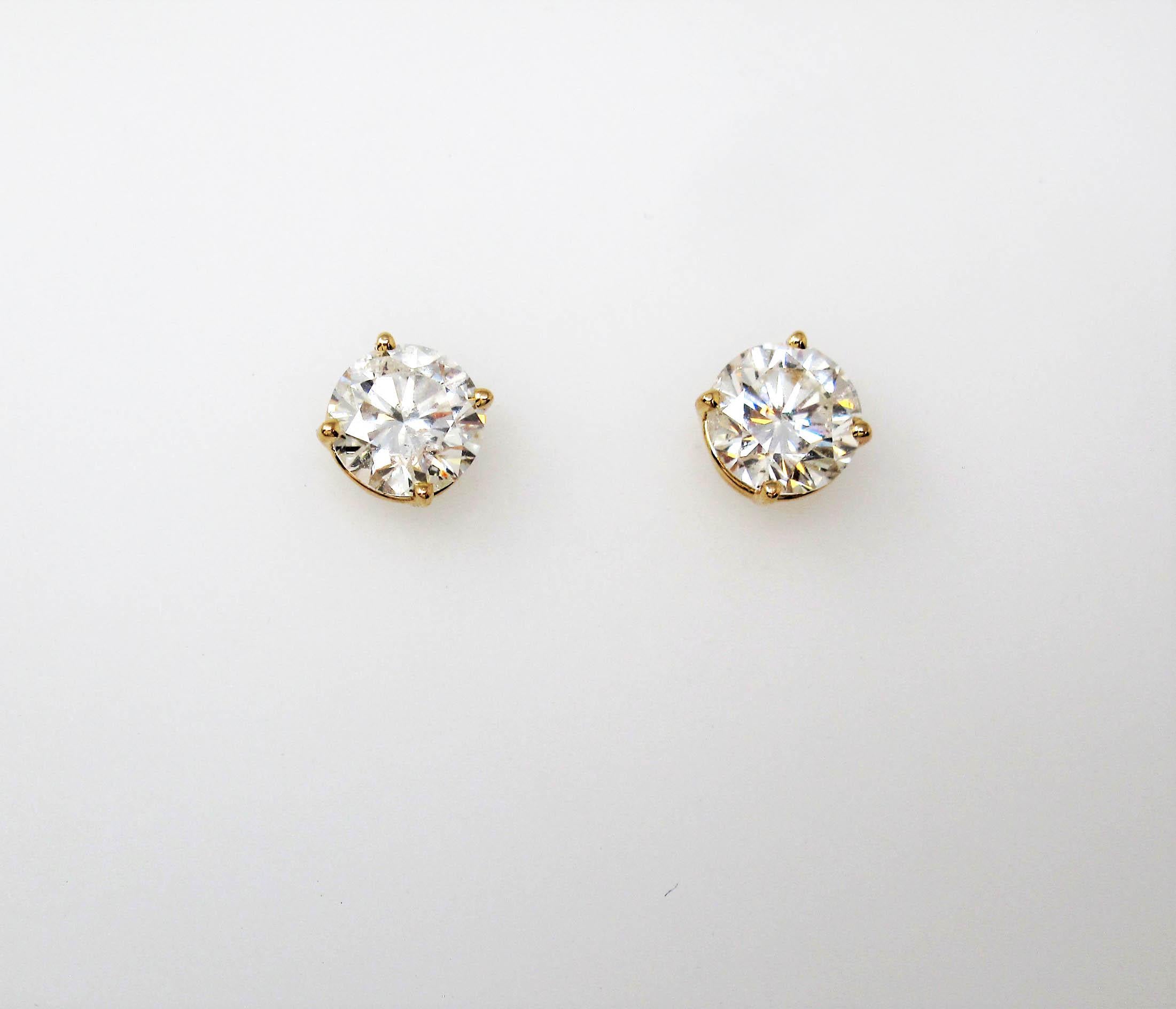 2.11 Carats Round Solitaire Natural Diamond Stud Earrings in Yellow Gold For Sale 1
