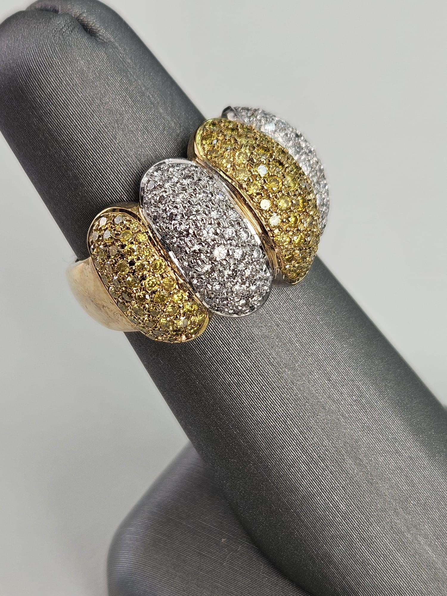 2.11 ct Canary and White Diamond Vertical Cluster Ring In New Condition For Sale In New York, NY