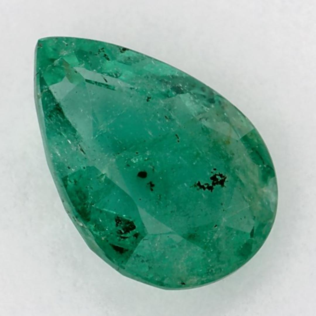 D'un vert éclatant, la pierre de naissance du mois de mai symbolise le renouveau de la croissance printanière. 

Explorez la vibrante collection d'émeraudes, de rubis et de saphirs de notre magasin, disponibles sous forme de pierres précieuses en