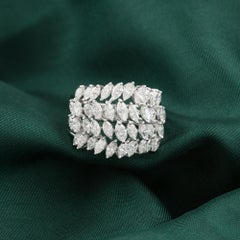 Bague en or blanc sertie d'un diamant naturel taille marquise de 2,11 carats, disposé en grappe de grains de blé