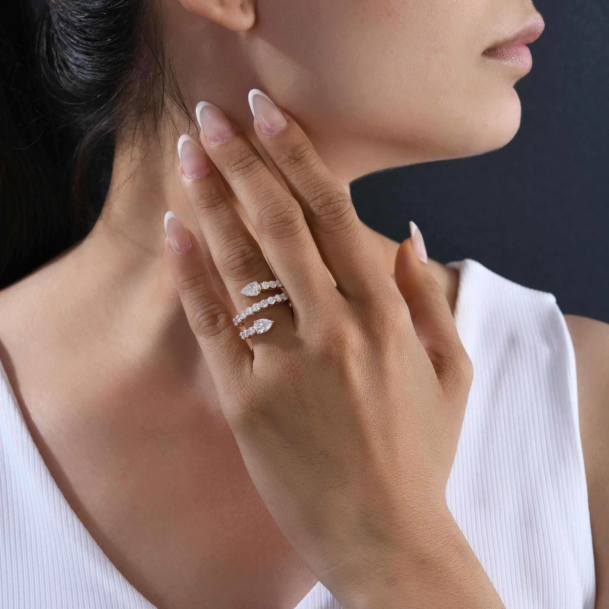 Anello a spirale con pera e diamante tondo SI/H da 2,11 carati in oro rosa 18 carati Gioielli di pregio
Questo elegante anello a spirale è progettato per avvolgere graziosamente il dito e presenta due diamanti simulati con taglio a pera su ciascuna