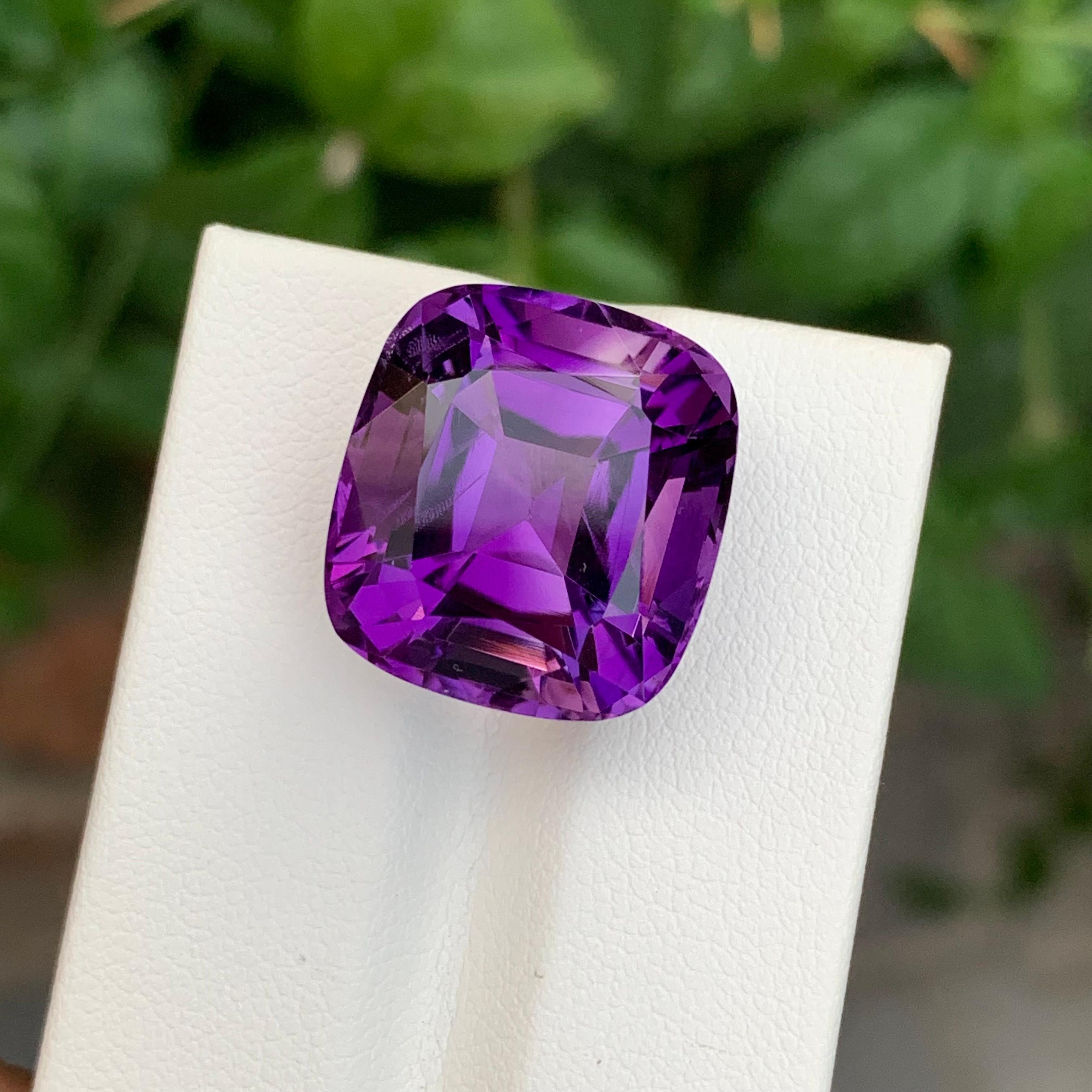 A. Stone: Ametista
Peso : 21,10 Carati
Dimensioni: 17,4 x 16,1 x 12,2 mm
Origine: Brasile
Forma: Taglio a cuscino
Colore: viola
Trattamento: Non
Certificato: Su richiesta del cliente

L'ametista, una straordinaria varietà di quarzo di colore viola,
