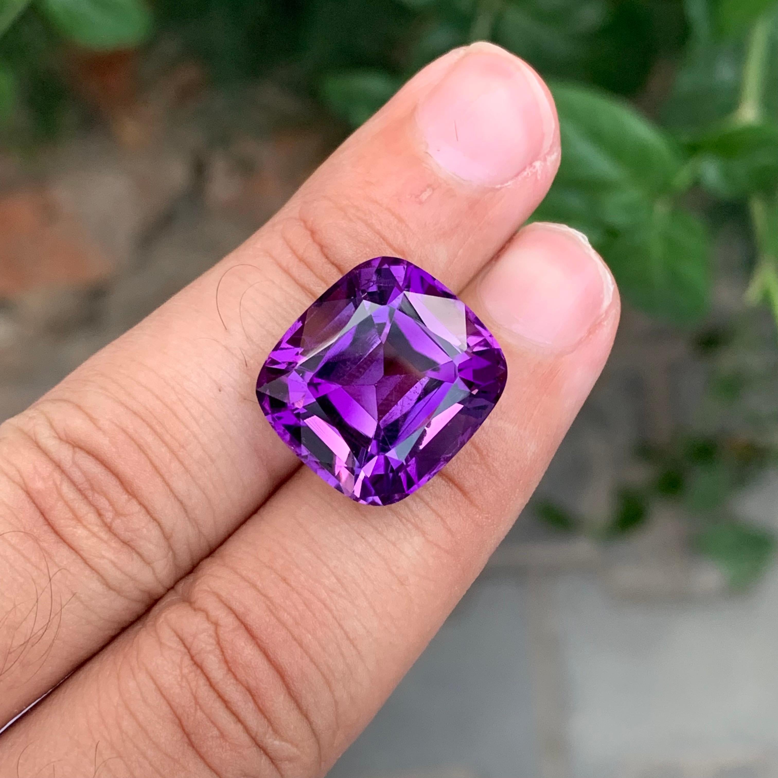 21,10 Carati Nature sciolti di ametista viola profonda a forma di cuscino in vendita 1