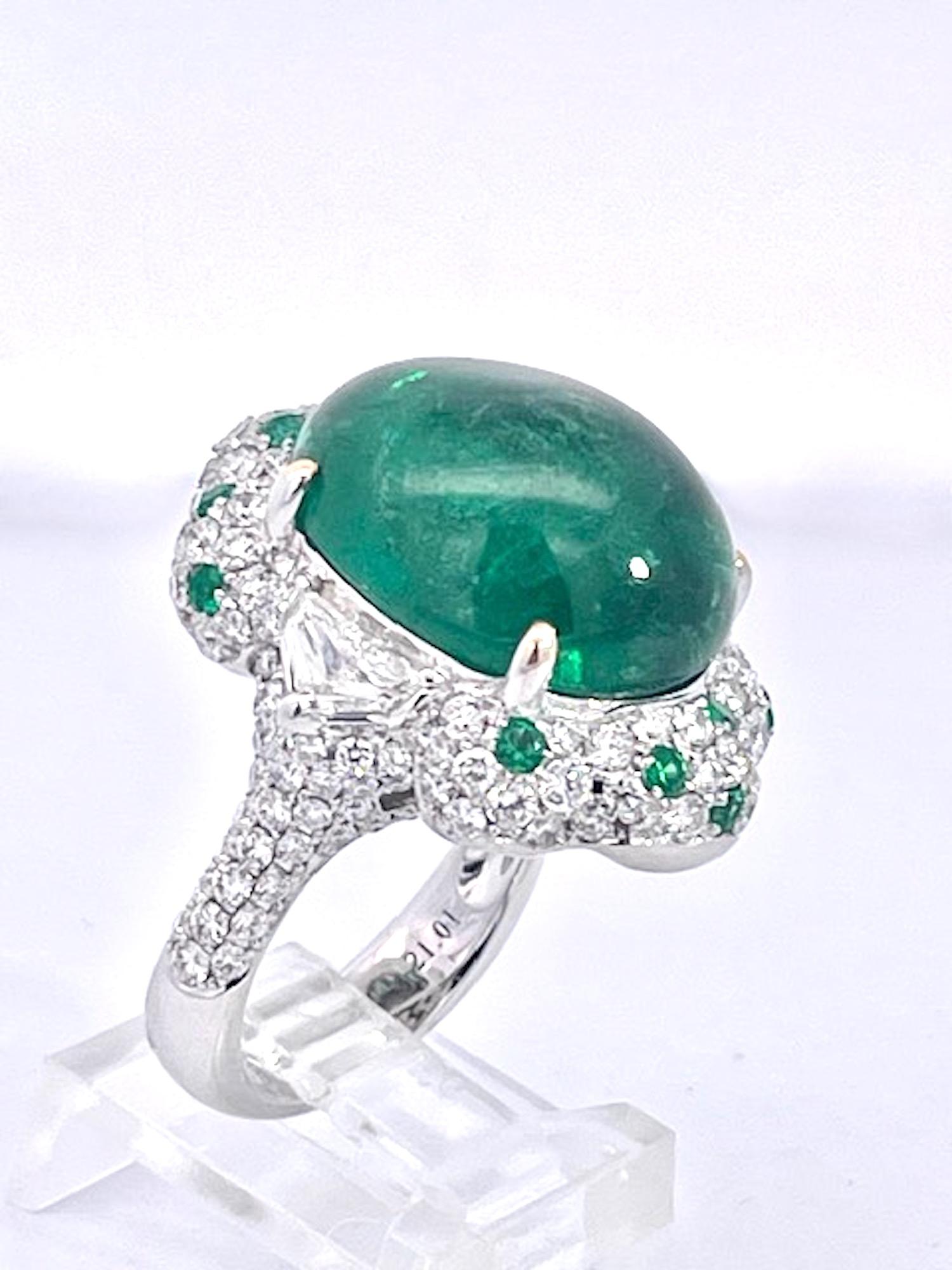 21.10 carats Emerald Cabochon Ring 18K im Angebot 7