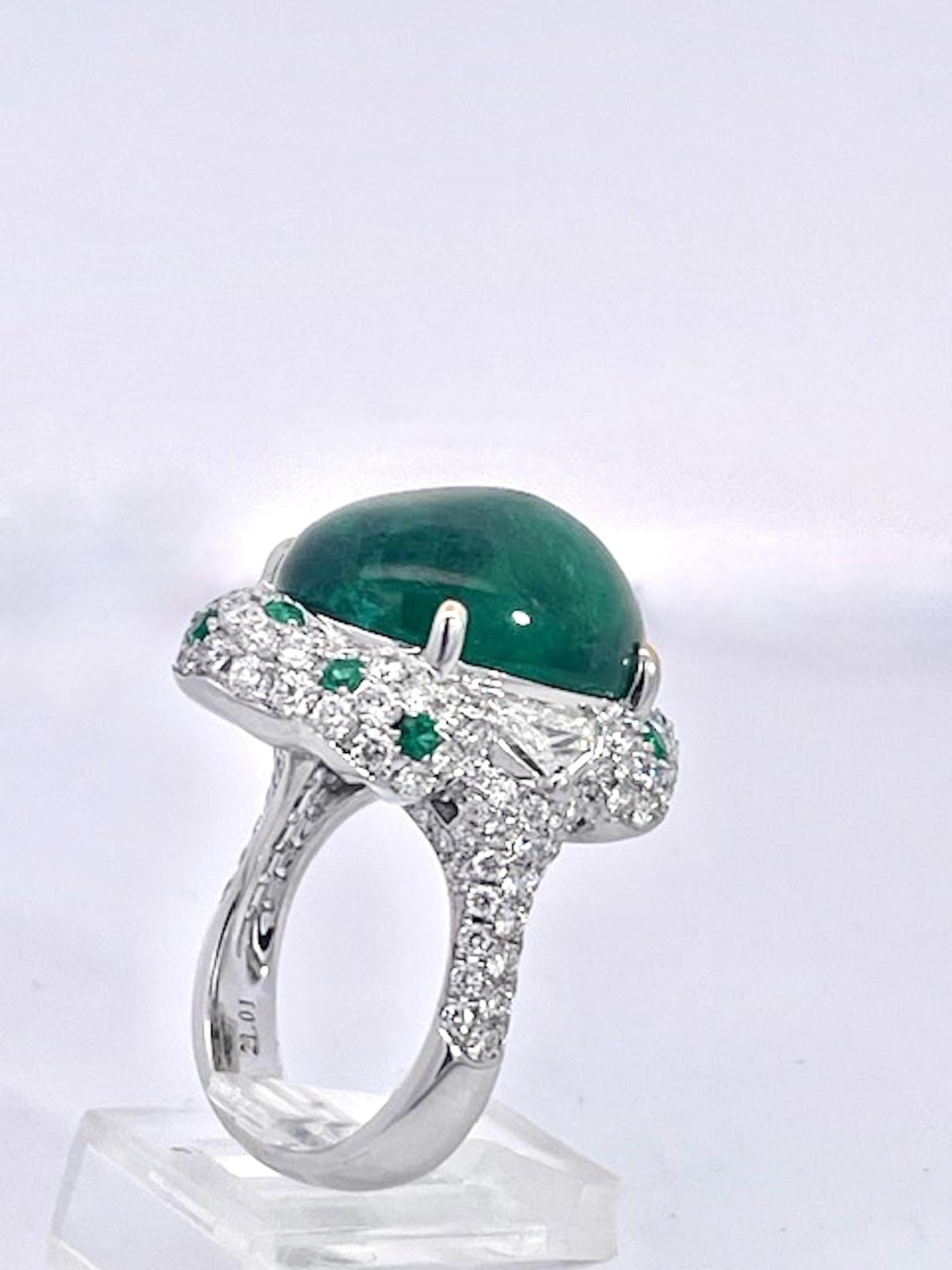 21.10 carats Emerald Cabochon Ring 18K (Kunsthandwerker*in) im Angebot