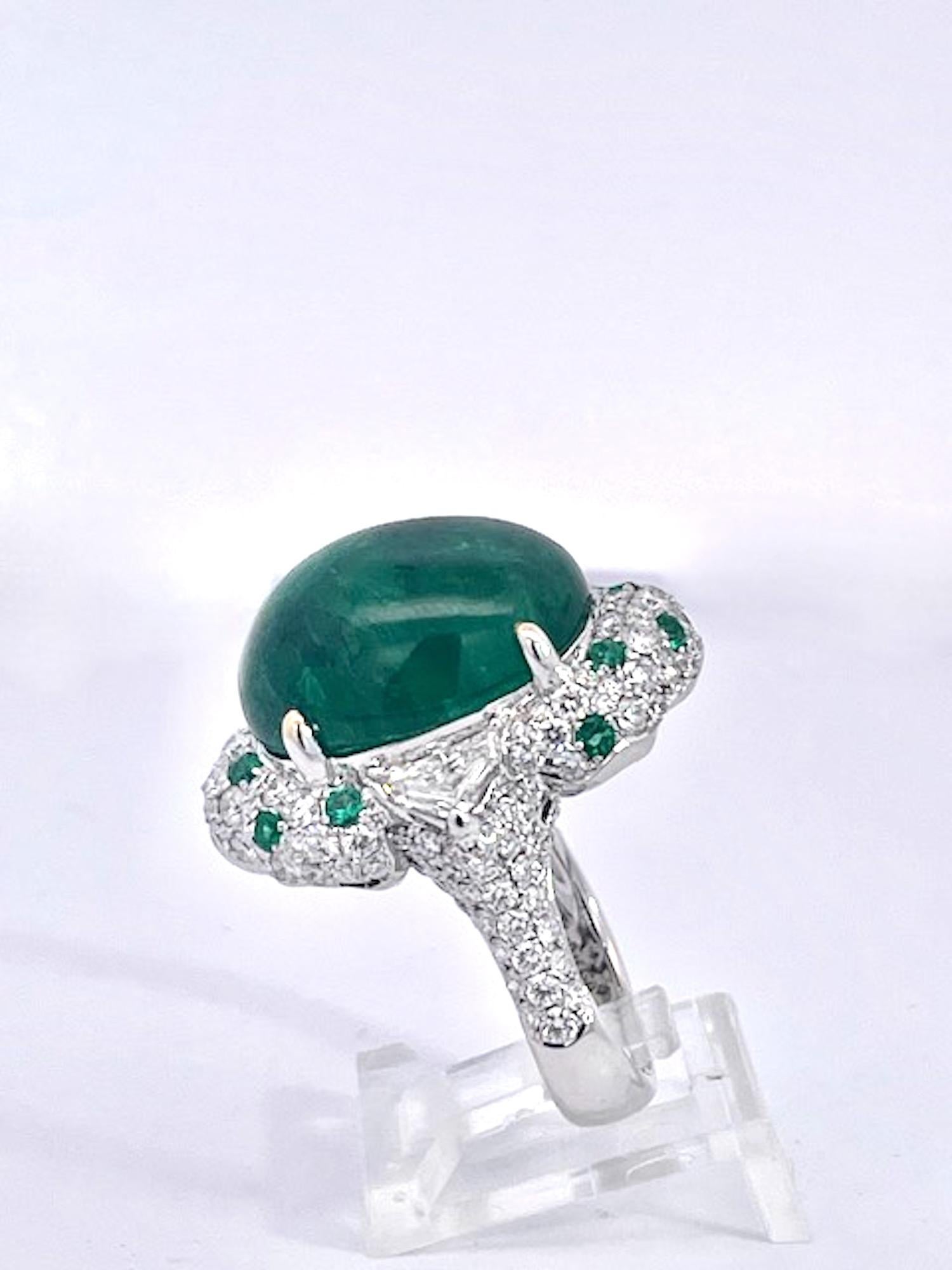 21.10 carats Emerald Cabochon Ring 18K (Rundschliff) im Angebot