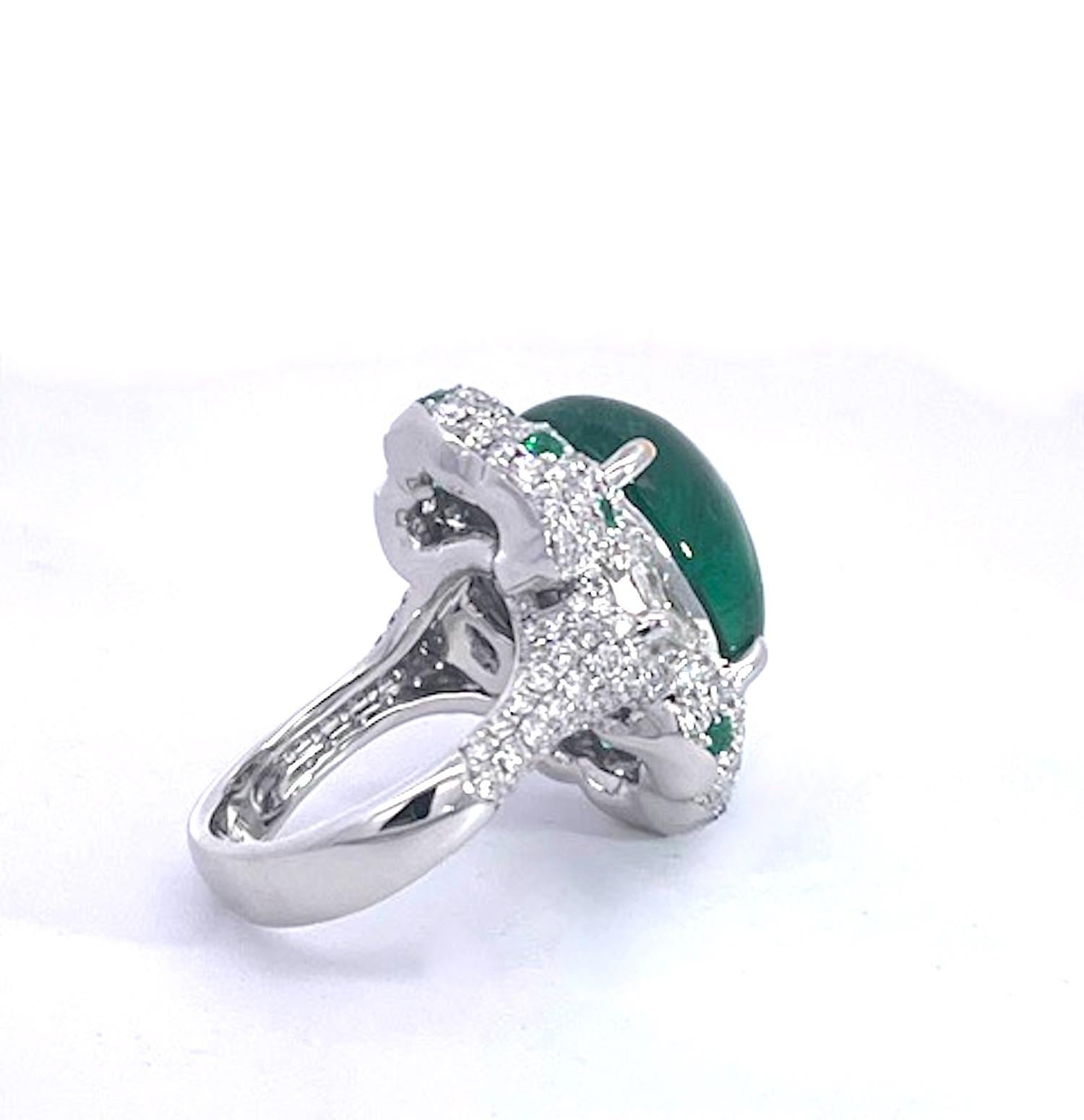 21.10 carats Emerald Cabochon Ring 18K für Damen oder Herren im Angebot