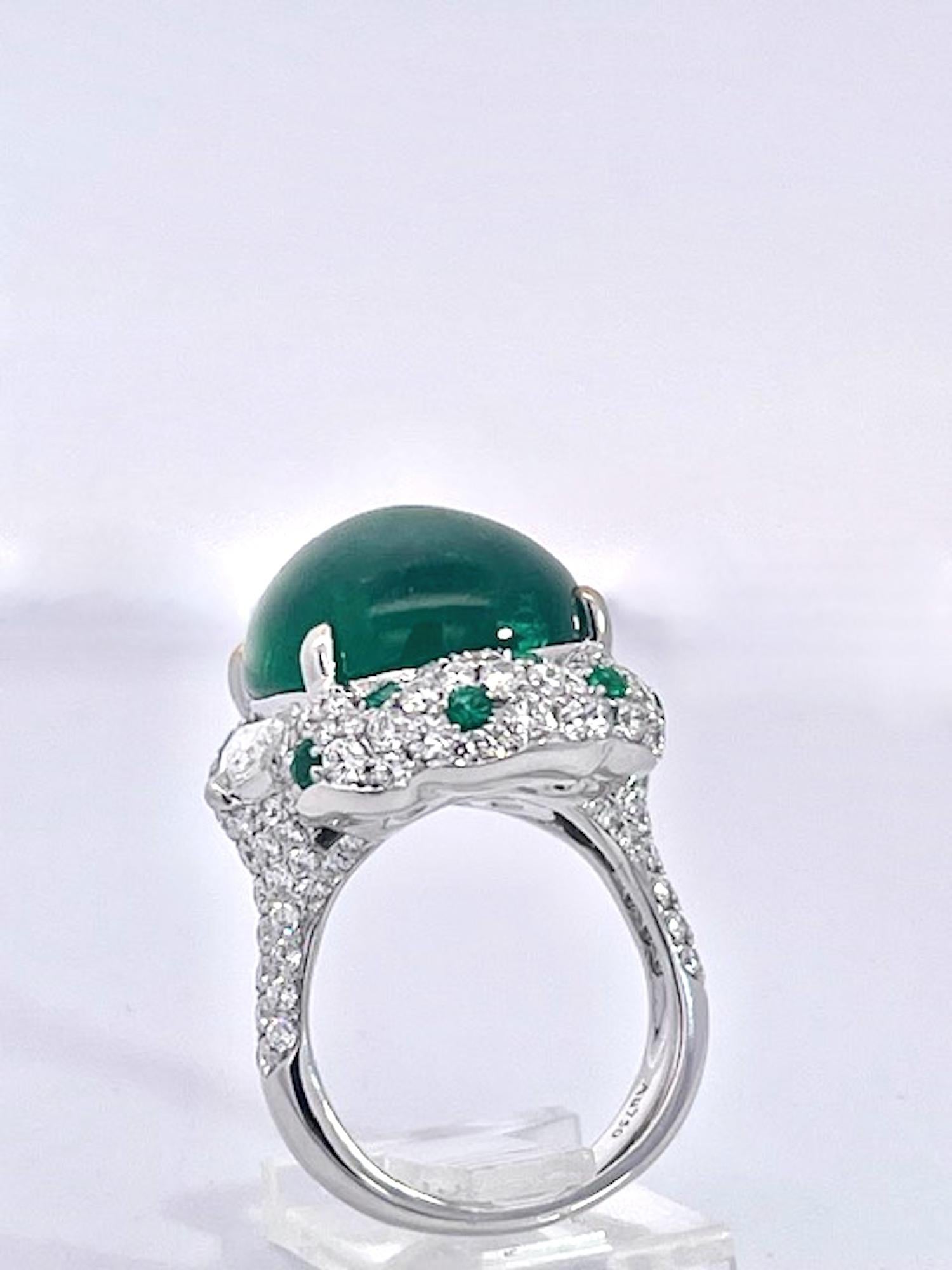 21.10 carats Emerald Cabochon Ring 18K im Angebot 1