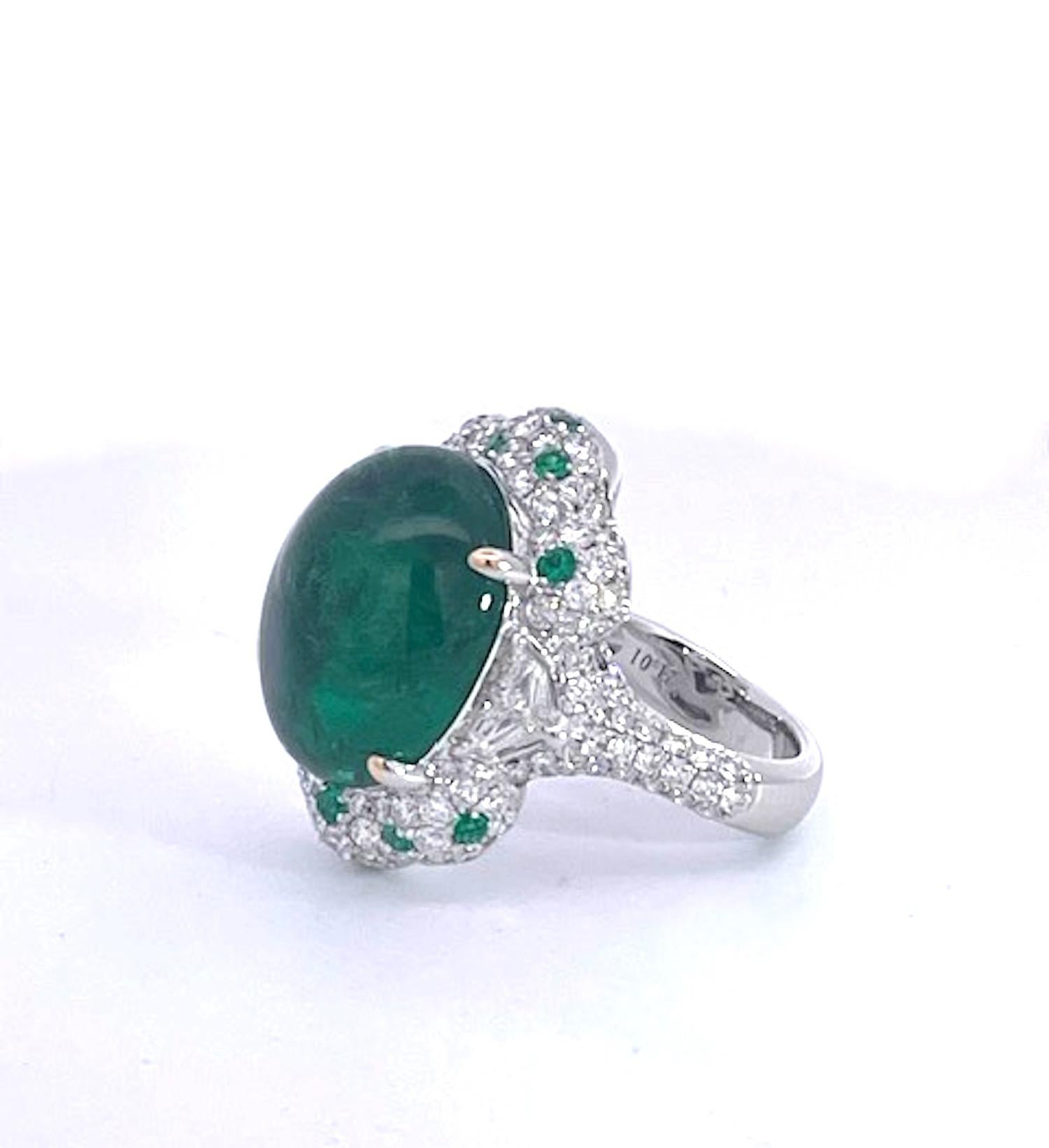 21.10 carats Emerald Cabochon Ring 18K im Angebot 3
