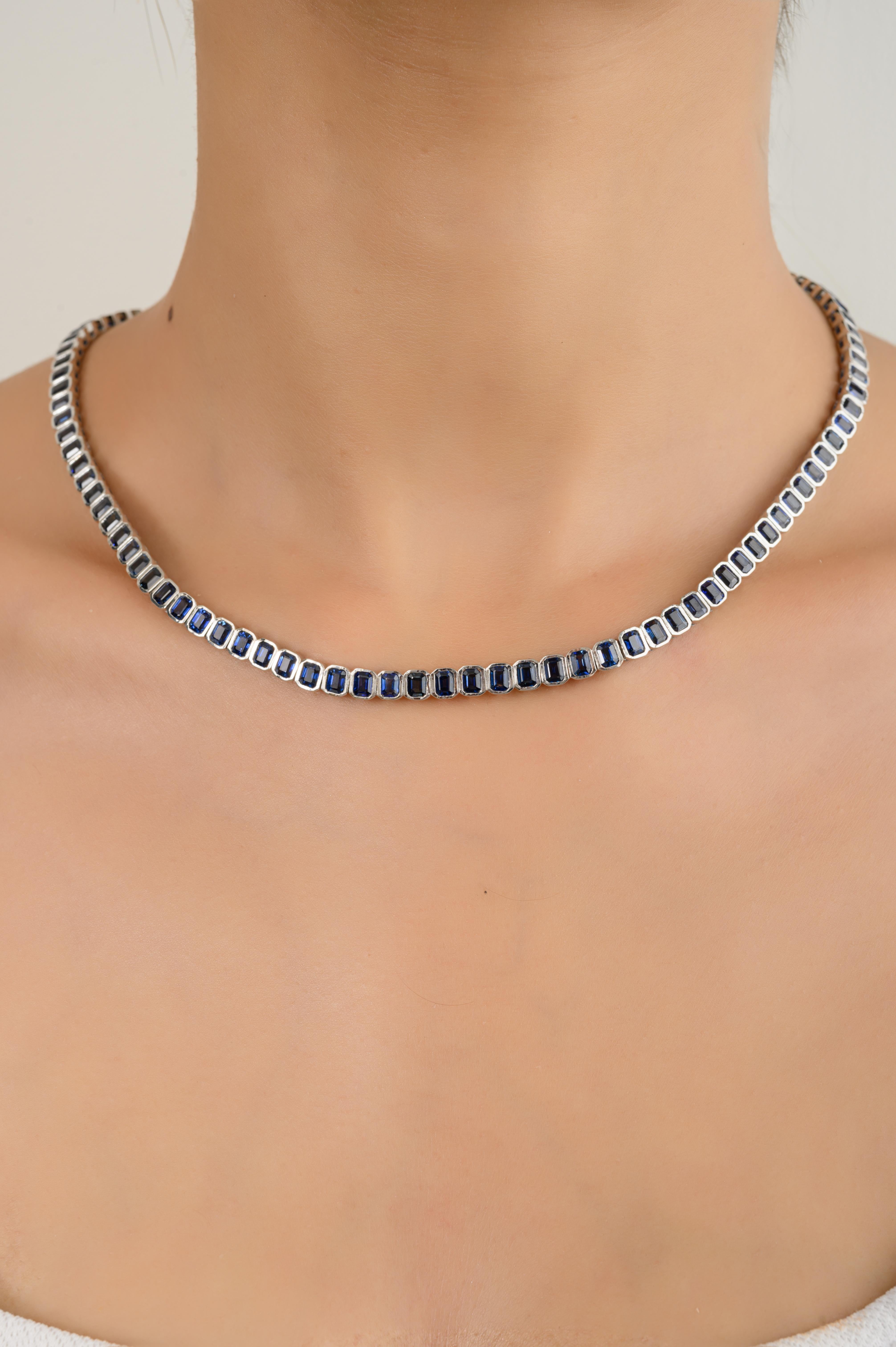 21,16 Karat tiefblauer Saphir Choker-Halskette für Frauen aus 18 Karat Gold, besetzt mit einem blauen Saphir mit Oktagonschliff von 21,16 Karat. Dieses atemberaubende Schmuckstück wertet einen Freizeitlook oder ein elegantes Outfit sofort auf. 
Der