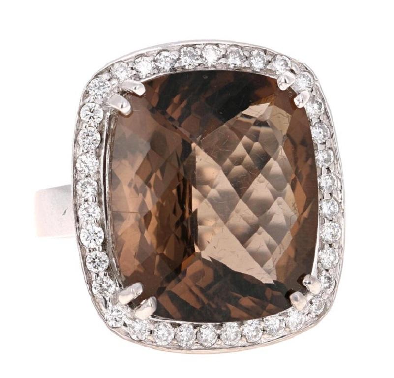 Die schlichte Fassung aus 14 Karat Weißgold bringt die Schönheit des Rauchquarzes mit 20,29 Karat zur Geltung. 

Er ist umgeben von 36 Diamanten im Rundschliff mit einem Gewicht von 0,90 Karat und einer Reinheit und Farbe von VS-H. 

Der Ring ist