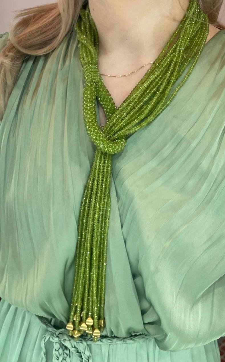 2119 carats Véritable Péridot Naturel String Necklace peridot naturel 20 ligne 40 pouces de long avec des extrémités en or véritable, Gold Peridot Bead necklace.

Poids total : 433 g environ.
Péridot naturel - 2119 carats
Or 3 gms
40 pouces de