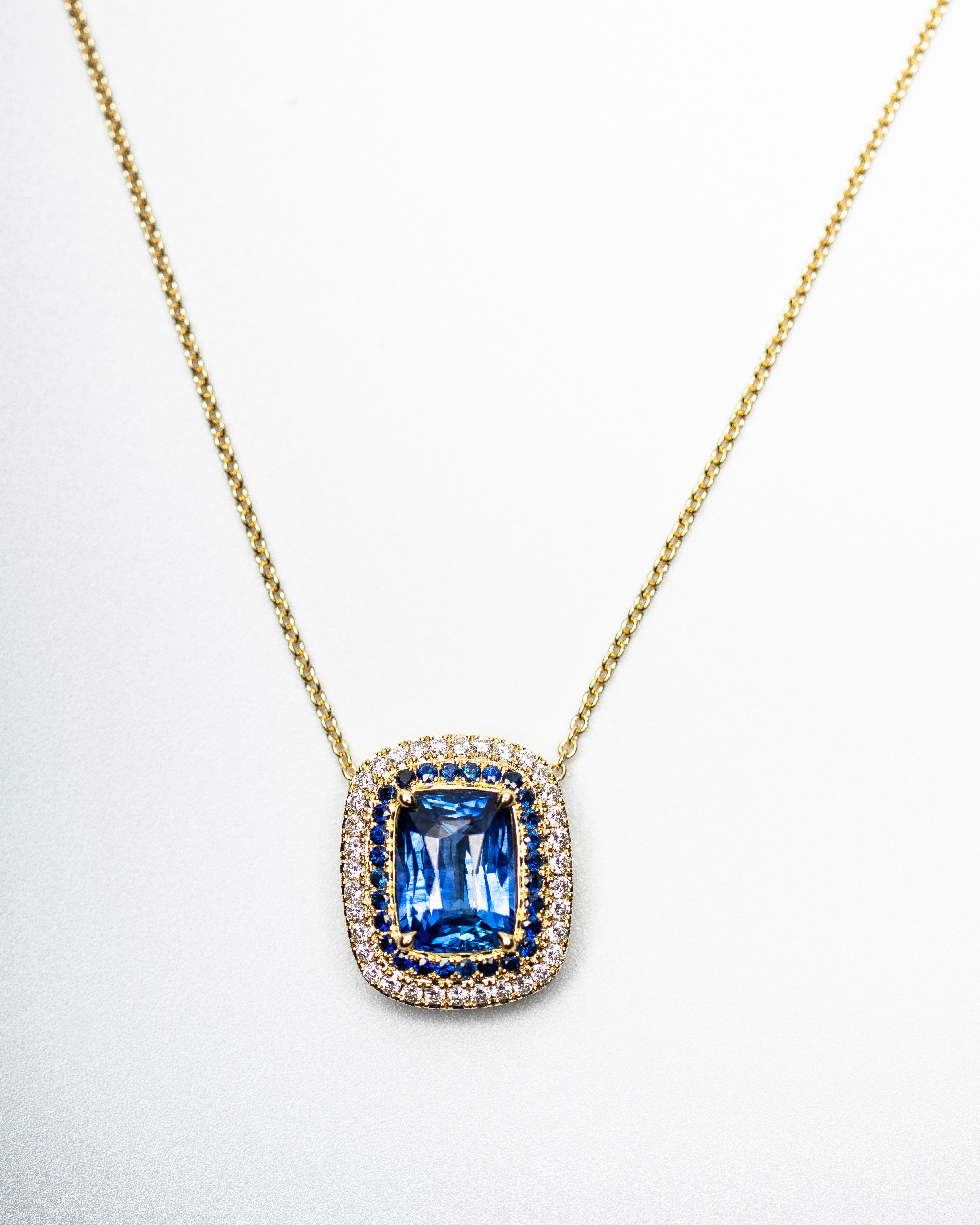 Luce senza sforzo. Stile duraturo.

Caelina è la definizione di lusso tranquillo: realizzato in oro giallo 18 carati, presenta uno zaffiro blu reale mozzafiato, incorniciato da una doppia aureola di 28 piccoli zaffiri e 35 diamanti bianchi per un