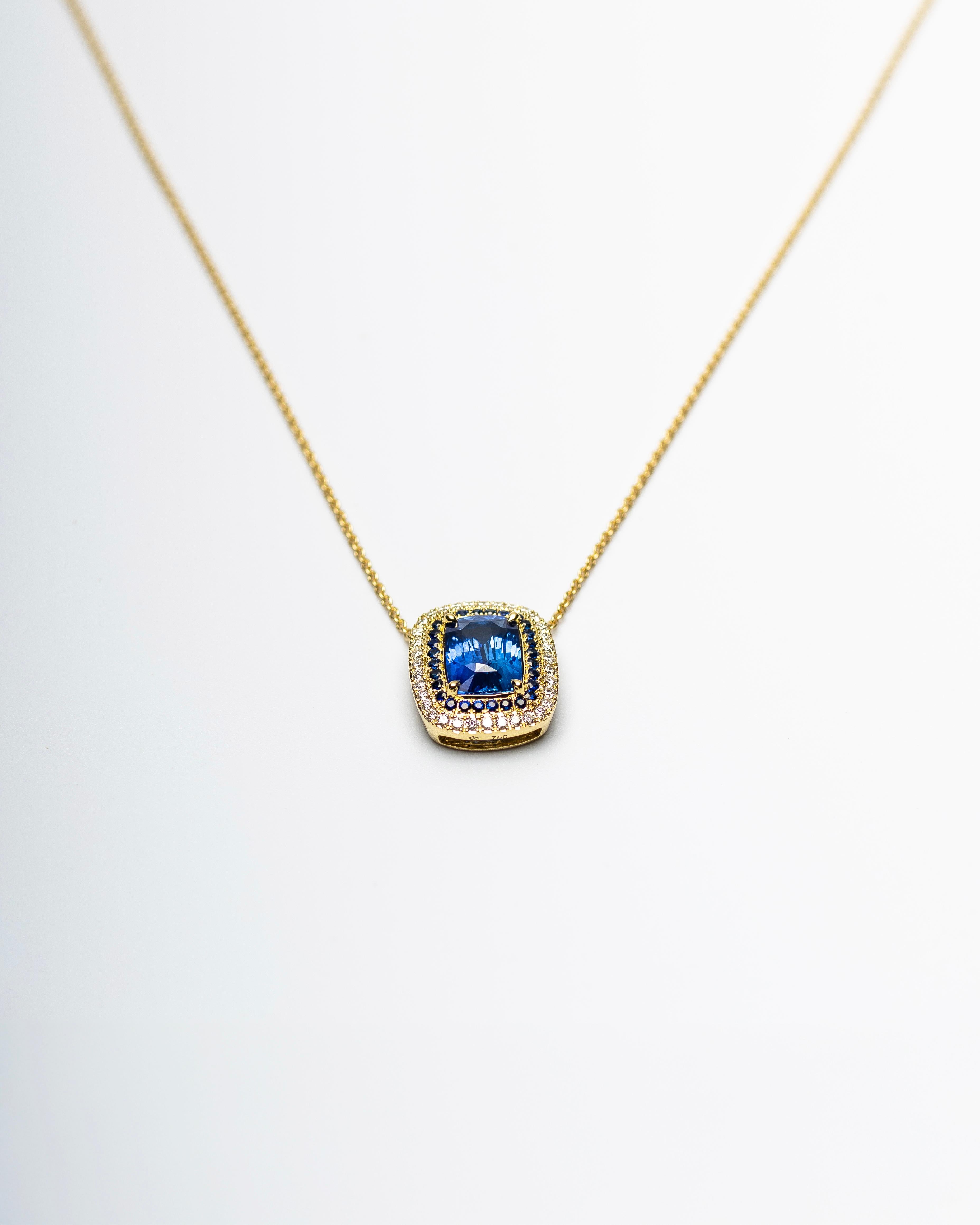 Taglio cuscino Collana con zaffiro blu da 2,11 carati con diamante e zaffiro a raggiera in oro giallo 18 carati in vendita