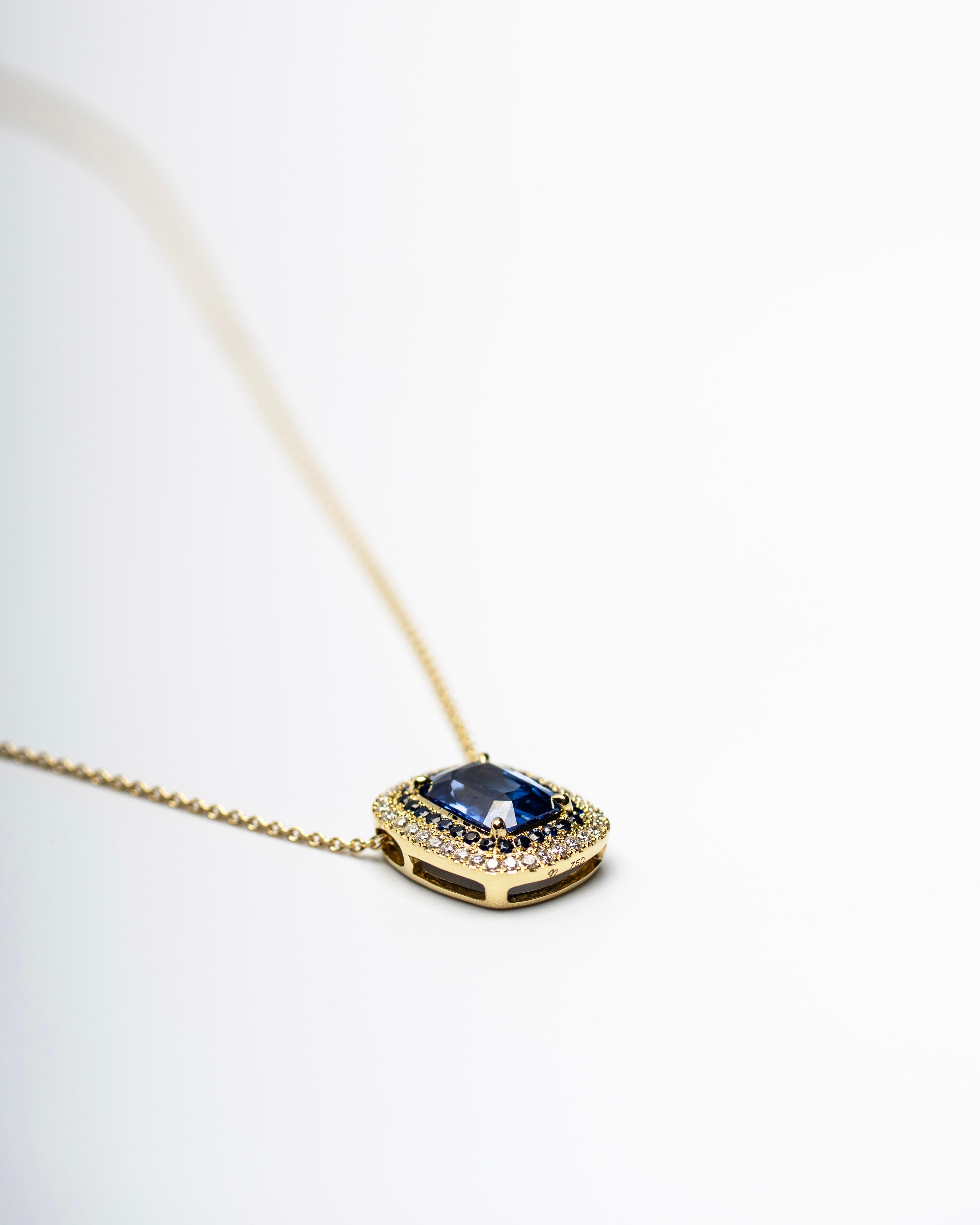 Collana con zaffiro blu da 2,11 carati con diamante e zaffiro a raggiera in oro giallo 18 carati In condizioni Nuovo in vendita a Westport, CT