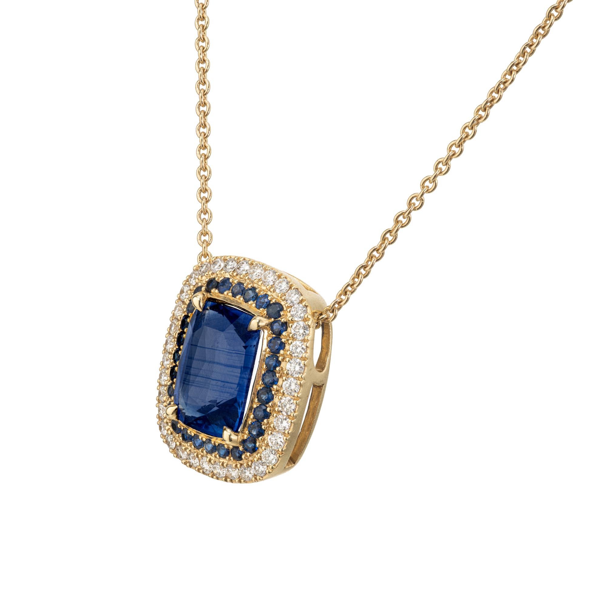 Taille coussin Collier de saphir bleu de 2,11ct avec halo de diamant et de saphir en or jaune 18K en vente