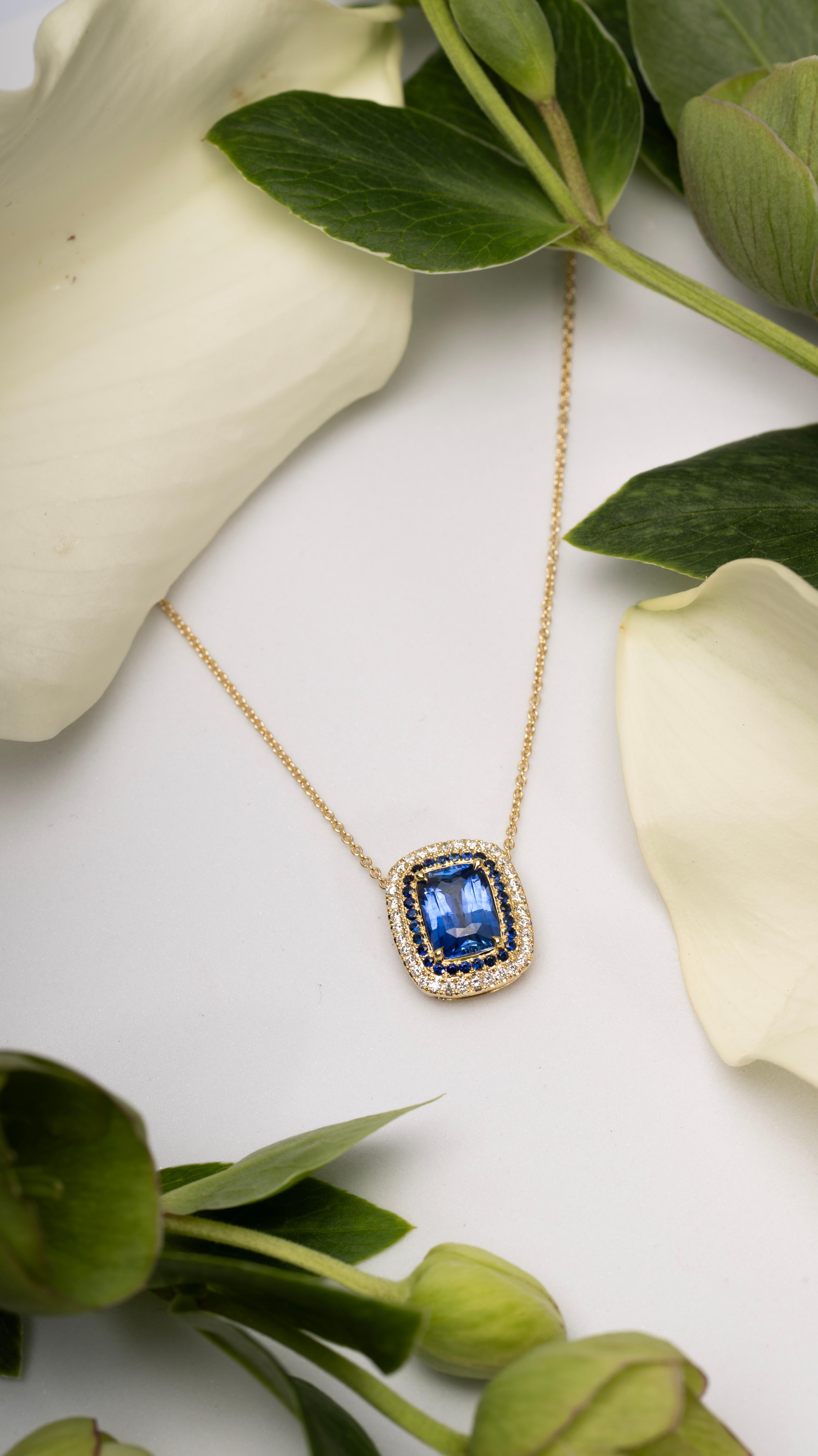 Collier de saphir bleu de 2,11ct avec halo de diamant et de saphir en or jaune 18K en vente 3