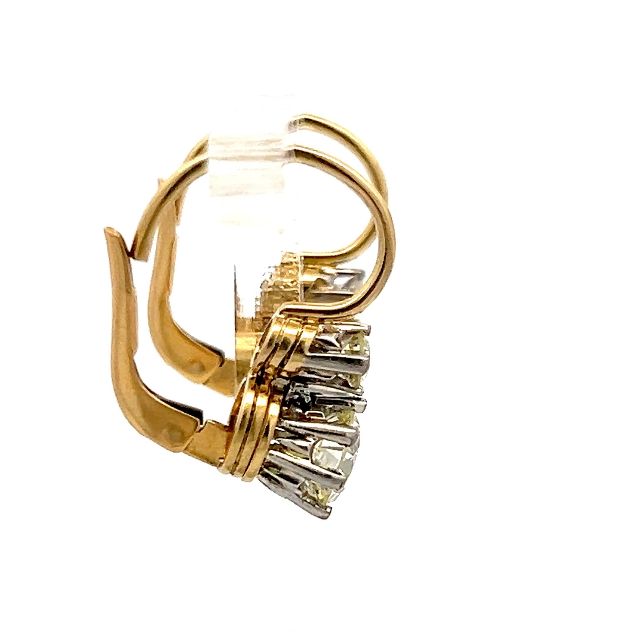 Titel:
Diese eleganten Vintage-Ohrringe mit Hebelverschluss präsentieren eine raffinierte Mischung aus Diamanten im alten europäischen und runden Brillantschliff mit insgesamt 2,11 Karat, gefasst in luxuriösem zweifarbigem 18-Karat-Gold und Platin.