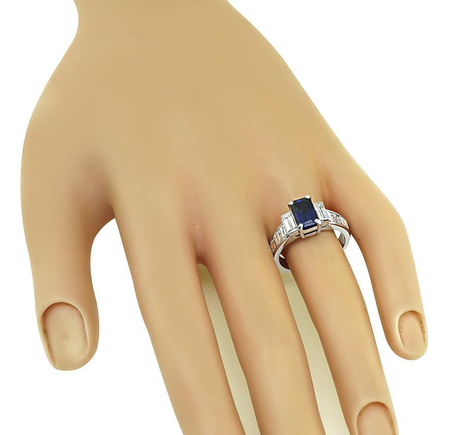 Dies ist ein wunderschöner Platinring. Der Ring ist mit schönen Smaragd geschnitten Saphir, der etwa 2,11ct wiegt zentriert. Der Mittelstein wird durch funkelnde Diamanten im Smaragdschliff mit einem Gewicht von ca. 1.80 ct akzentuiert. Die Farbe