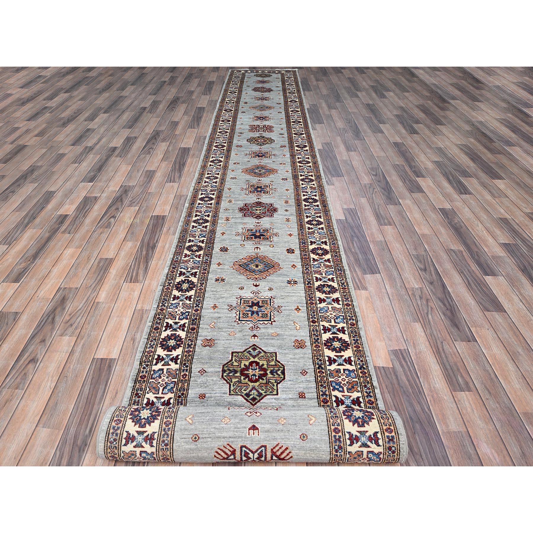 Il s'agit d'un véritable tapis Super Kazak, noué à la main, en pure laine, et oriental. Il a été noué pendant des mois et des mois selon des techniques de tissage séculaires par des artisans experts.
Matières premières : Laine
Latex : Pas de poils