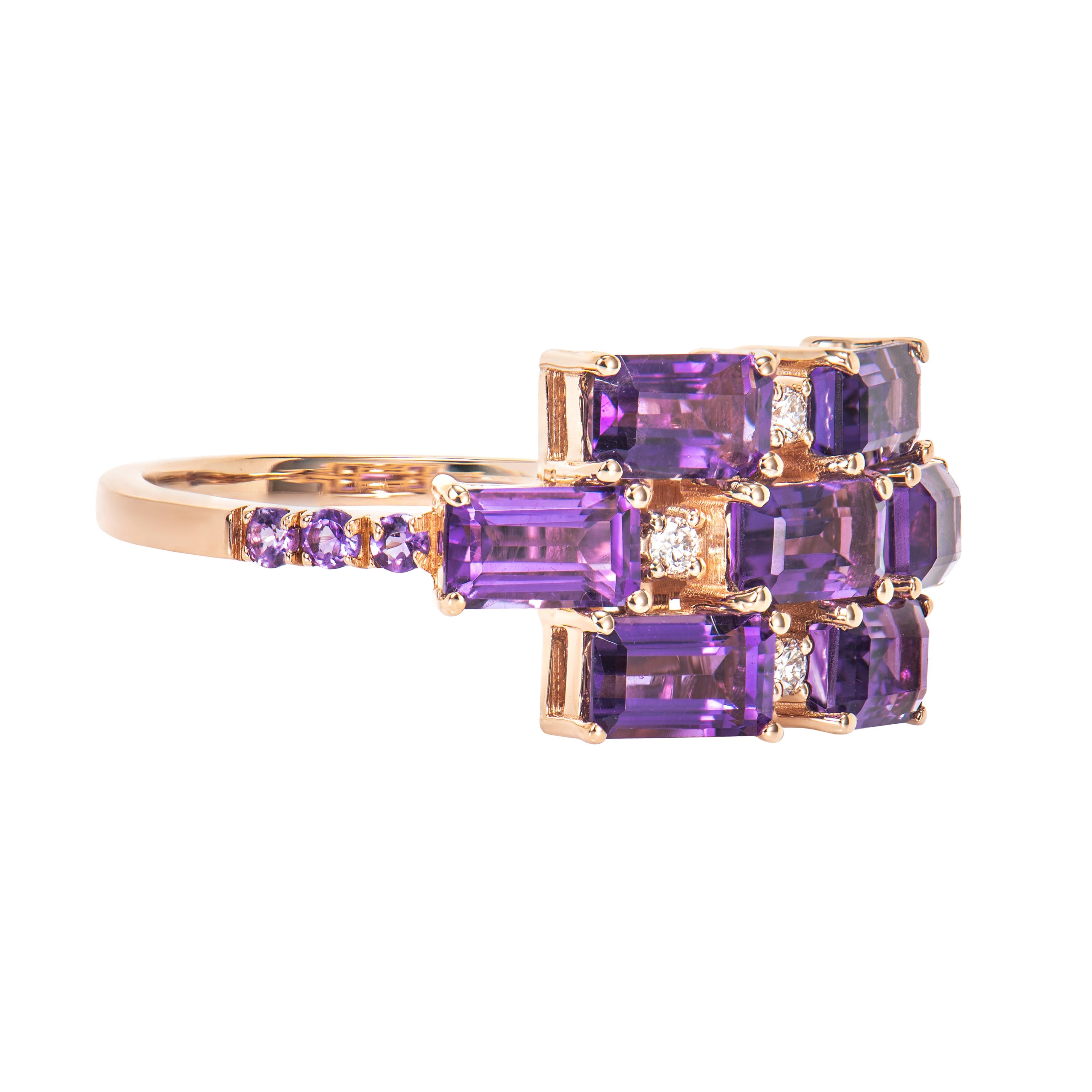 It is a fancy amethyst ring in an octagon shape. This ring made of precious stone has a timeless, exquisite appeal that can be worn on a variety of occasions. Materials such as amethyst, citrine, and rhodolite are suitable. One of these is a yellow