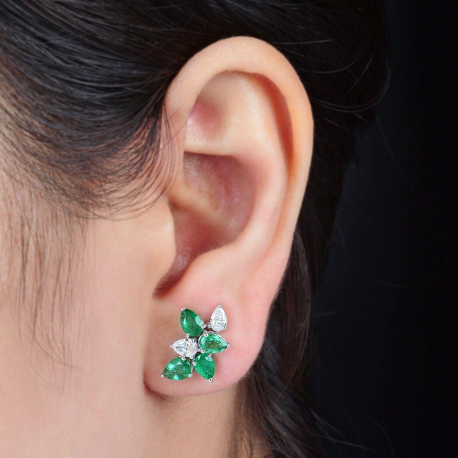 Moulées en or 14 carats, ces boucles d'oreilles sont serties à la main d'une émeraude de 2,12 carats et de 0,60 carats de diamants scintillants. 

SUIVEZ la vitrine de MEGHNA JEWELS pour découvrir la dernière collection et les pièces exclusives.