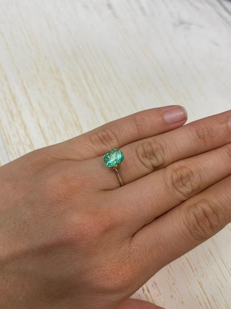Smeraldo colombiano verde da 2,12 carati con occhio pulito - Gemma Jyotish dal taglio a cuscino allungato in vendita 2
