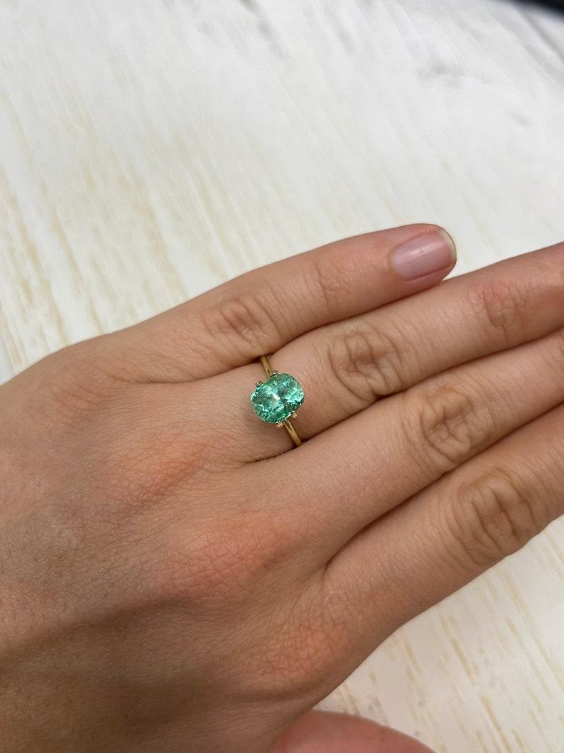 Smeraldo colombiano verde da 2,12 carati con occhio pulito - Gemma Jyotish dal taglio a cuscino allungato in vendita 1