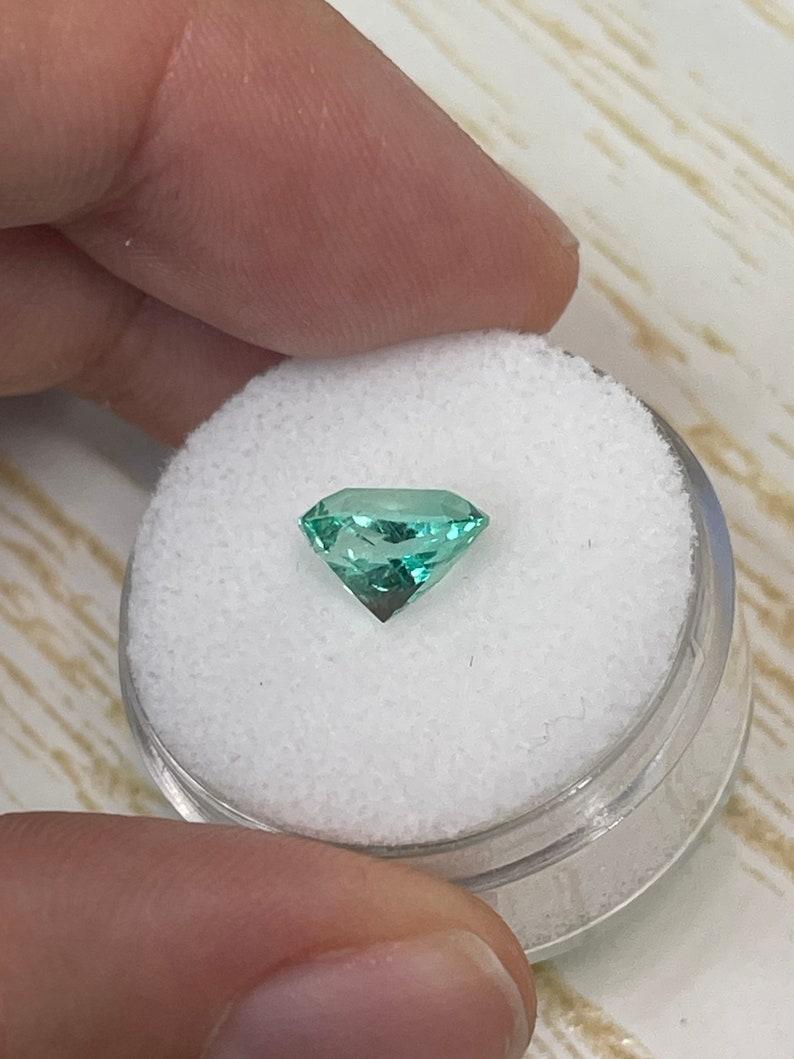 Donna Smeraldo colombiano verde da 2,12 carati con occhio pulito - Gemma Jyotish dal taglio a cuscino allungato in vendita