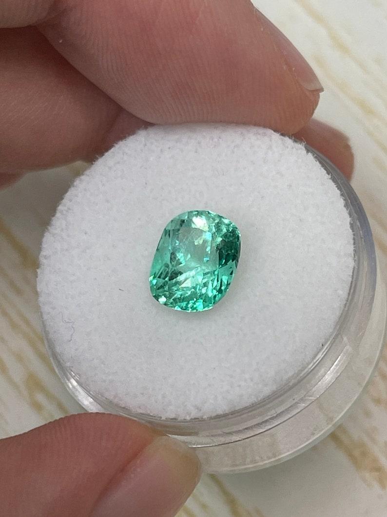 Smeraldo colombiano verde da 2,12 carati con occhio pulito - Gemma Jyotish dal taglio a cuscino allungato In condizioni Nuovo in vendita a Jupiter, FL