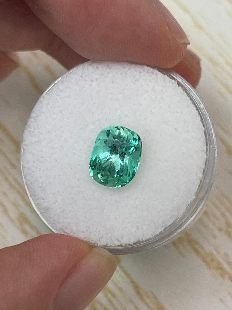 Taglio cuscino Smeraldo colombiano verde da 2,12 carati con occhio pulito - Gemma Jyotish dal taglio a cuscino allungato in vendita