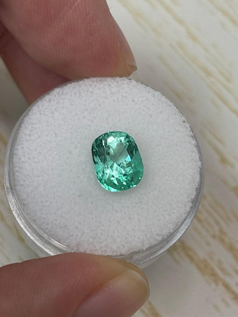 Moderno Smeraldo colombiano verde da 2,12 carati con occhio pulito - Gemma Jyotish dal taglio a cuscino allungato in vendita