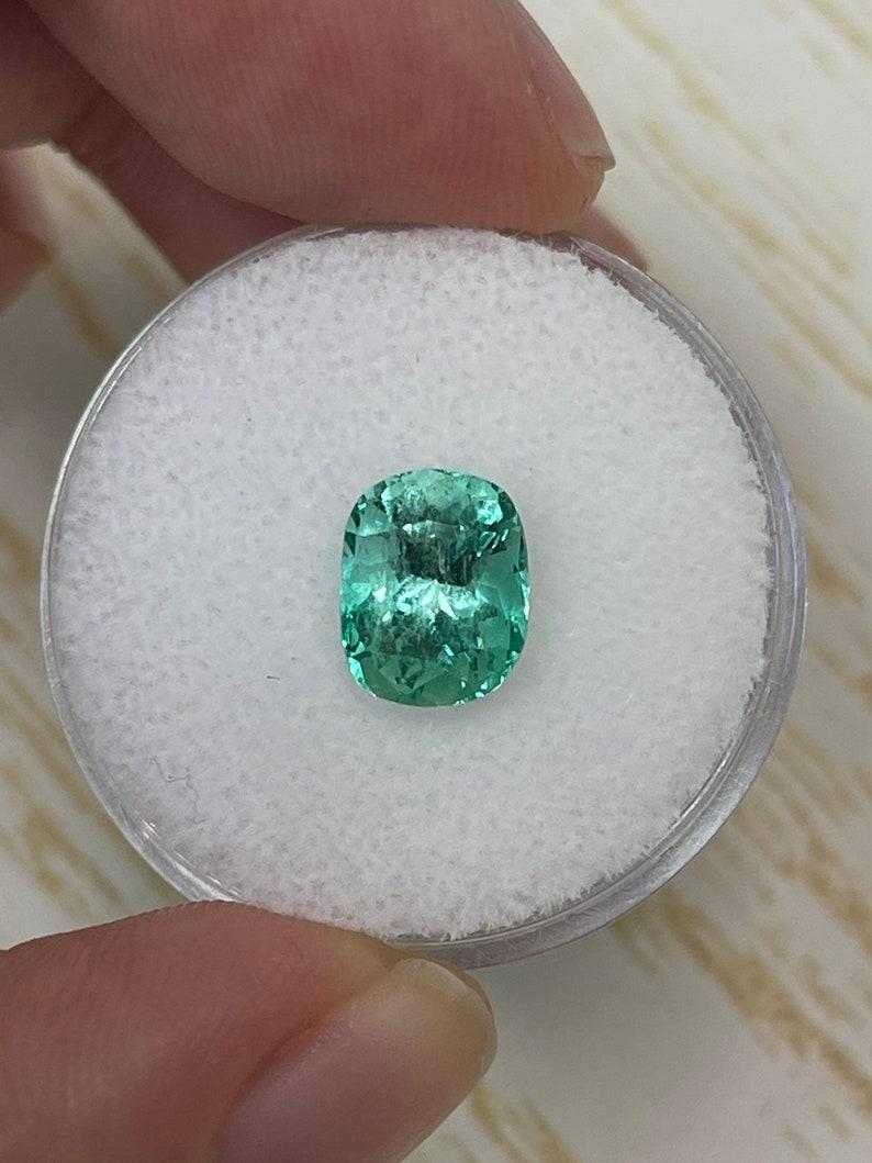 A. Stone: Smeraldo
Peso: 2,12 carati
Forma: Taglio a cuscino
Chiarezza: Trasparente
Lucentezza: Eccellente
Colore: Verde chiaro
Misure: 8,80 mm x 7,13 mm x 6,16 mm
Origine geografica: Colombia
Trattamento: Naturale, oliatura

Commenti: A causa delle