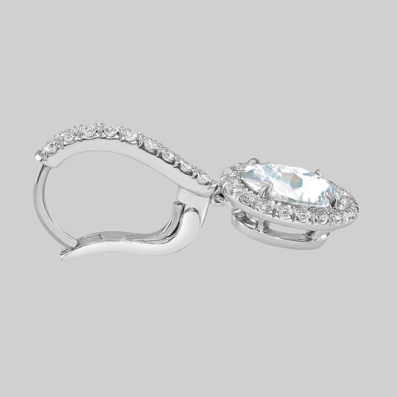 Esplodi con stile con questo splendido paio di orecchini in oro bianco 18 carati. Sfoggia due diamanti taglio ovale del peso di 6 carati circondati da scintillanti diamanti rotondi. Sospeso su diamanti rotondi pave del peso di 1 carato circondati da