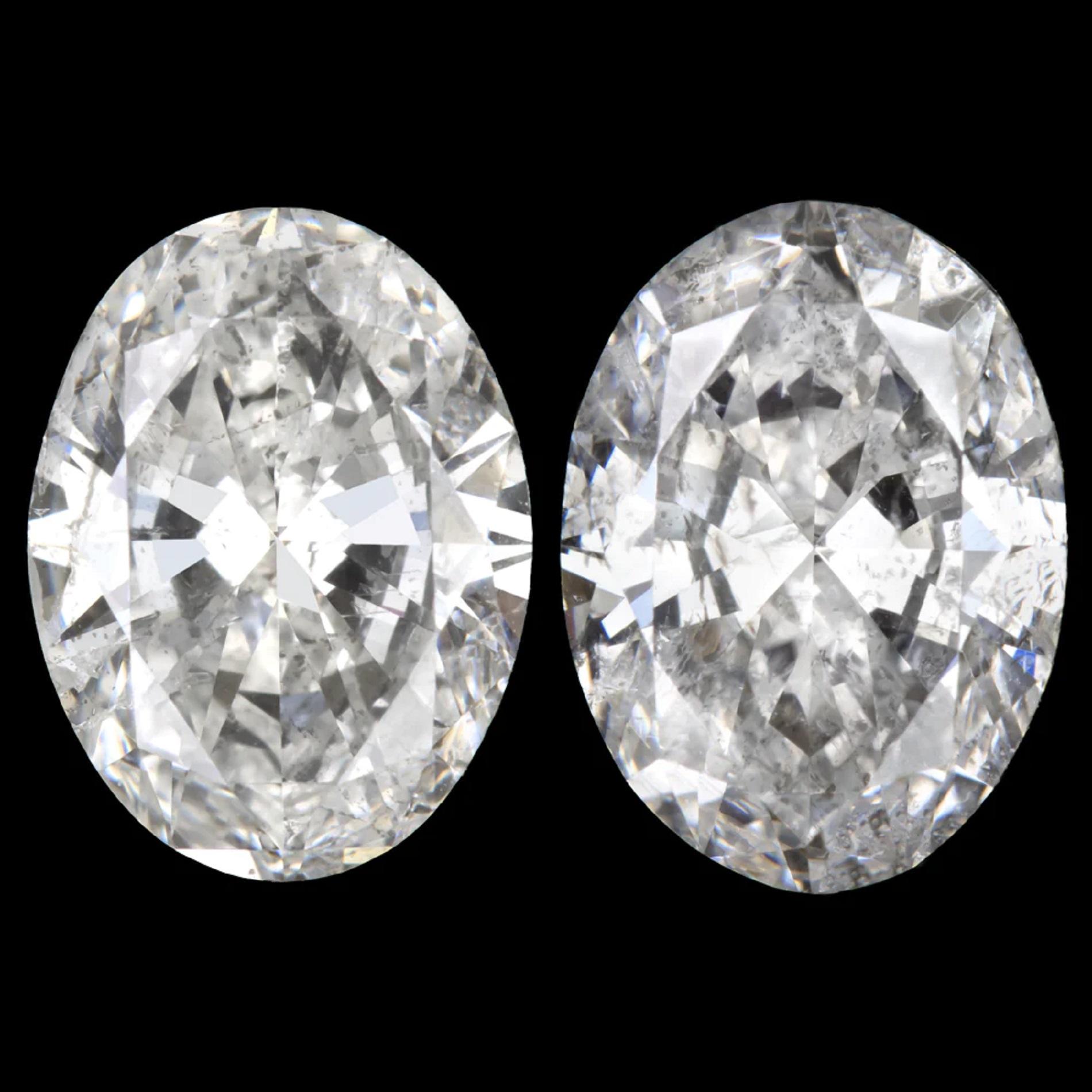 Contemporaneo Orecchini con diamanti ovali aureolati in oro bianco 18 carati da 2,12 carati in vendita