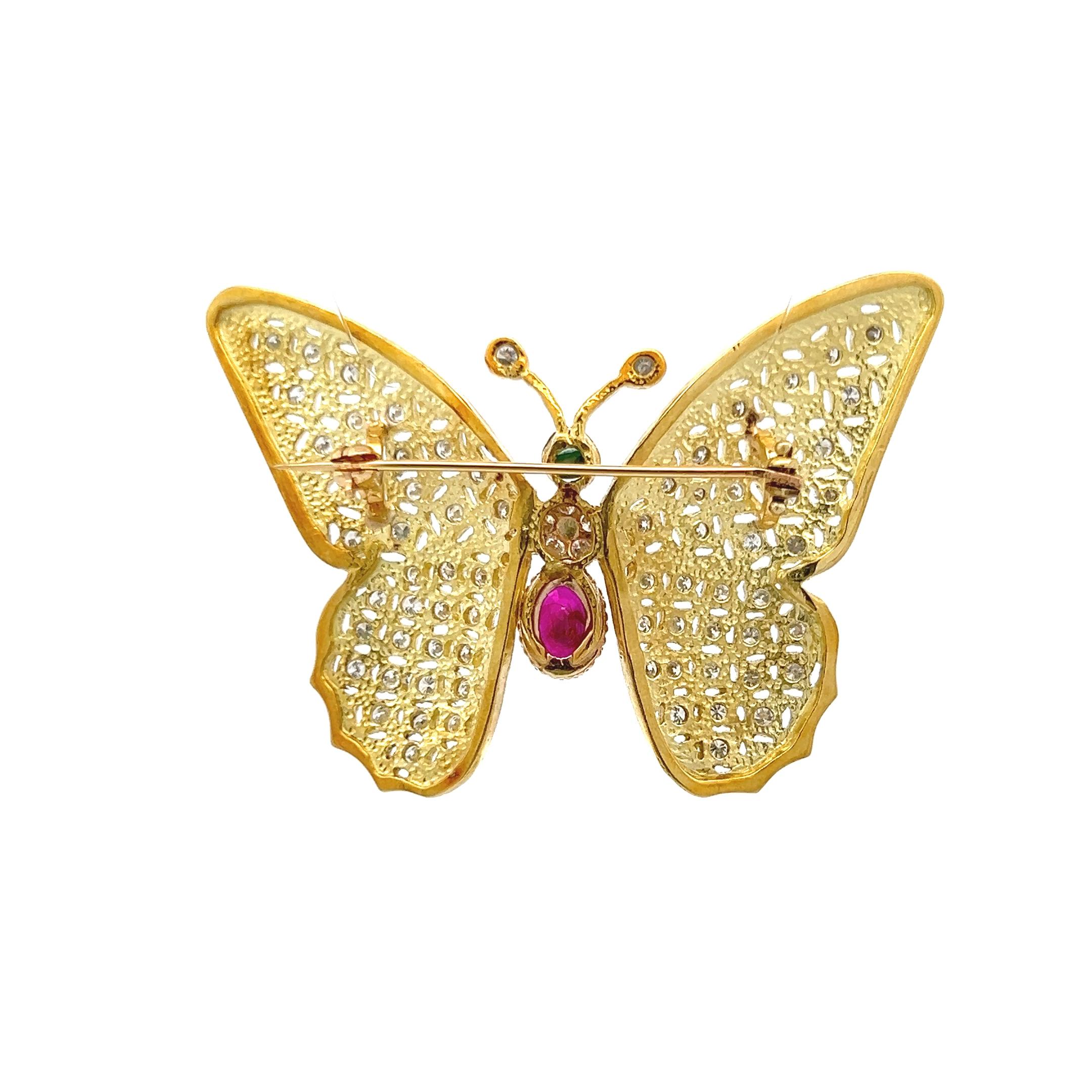 Taille brillant 2.12 Carat Round Diamond 1.10 Carat Ruby and Emerald 18K YG Pin Brooch