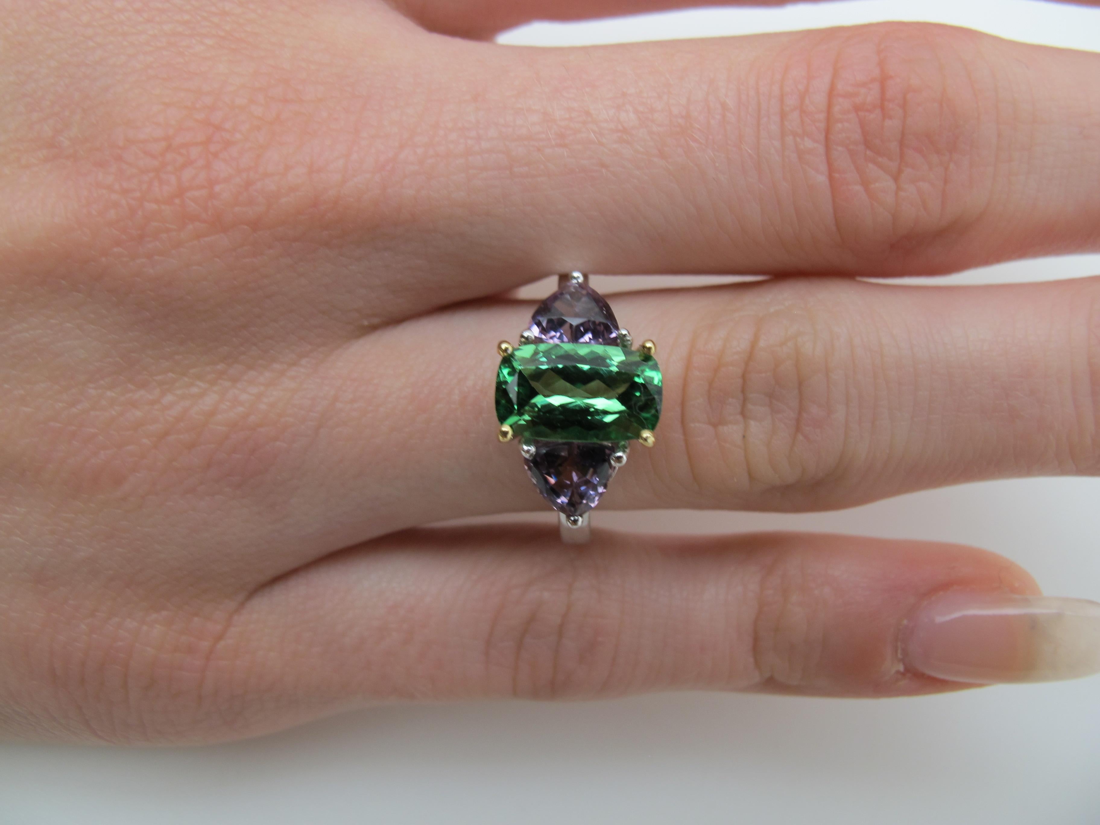 Tsavorite Garnet and Purple Spinel Three-Stone Engagement Ring in 18k Gold In New Condition For Sale In Los Angeles, CA