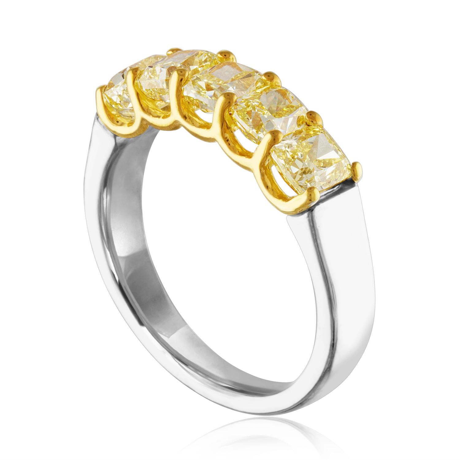 Sehr schöne Diamant 5 Stein Halb Band Ring
Der Ring ist 18K Gelbgold & PLT 950
Es gibt 5 Cushion Cut Fancy Yellow Diamanten Prong Set.
Es gibt 2,12 Karat in Diamanten VS
Der Ring ist eine Größe 5,75, sizable.
Das Band ist 5,0 mm breit.
Der Ring