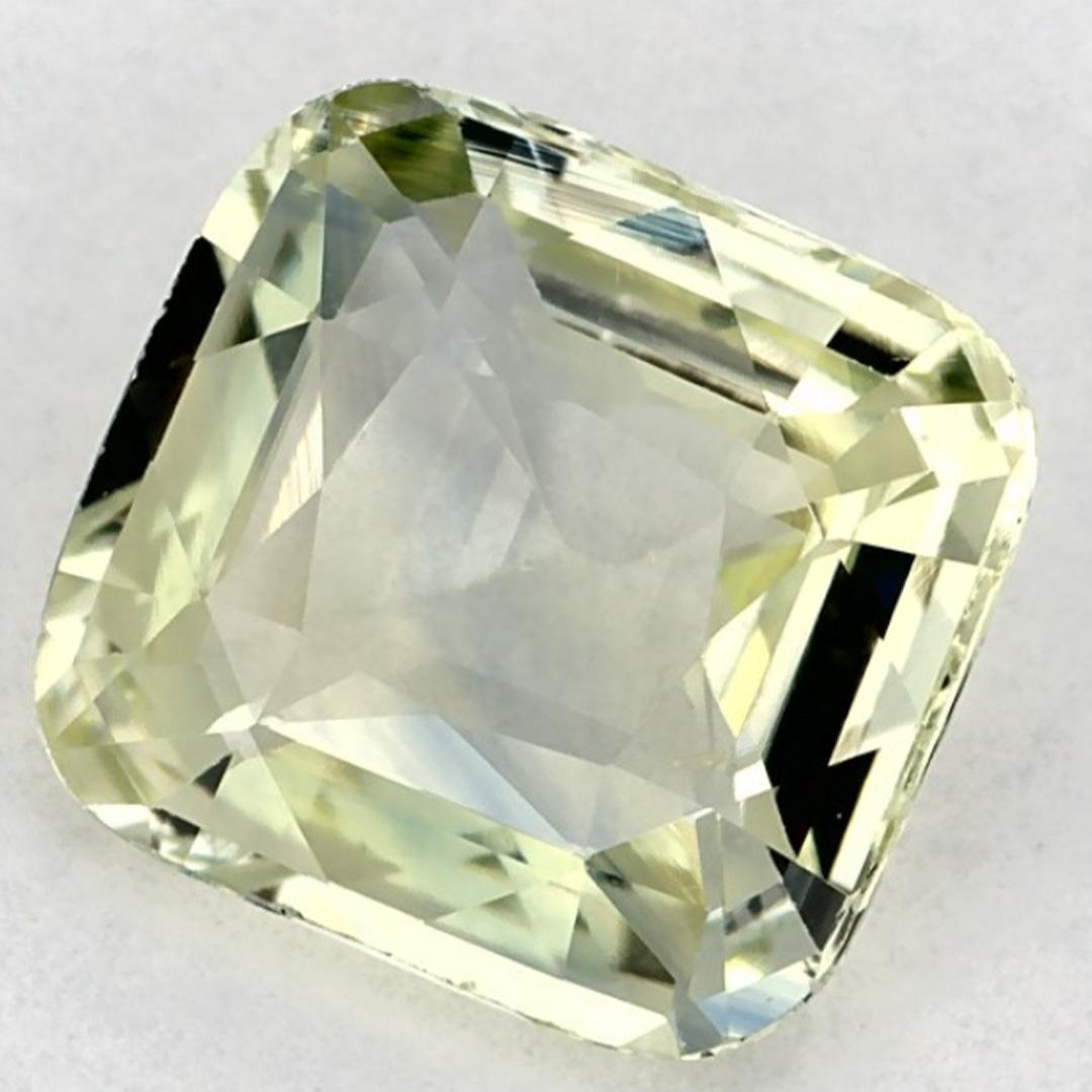 Questo zaffiro verde naturale offre eleganza e raffinatezza. Con la sua ricca saturazione del colore e il taglio preciso, è il centro perfetto per un anello di fidanzamento o un design di gioielli di lusso.

Questo zaffiro proviene dallo Sri Lanka
