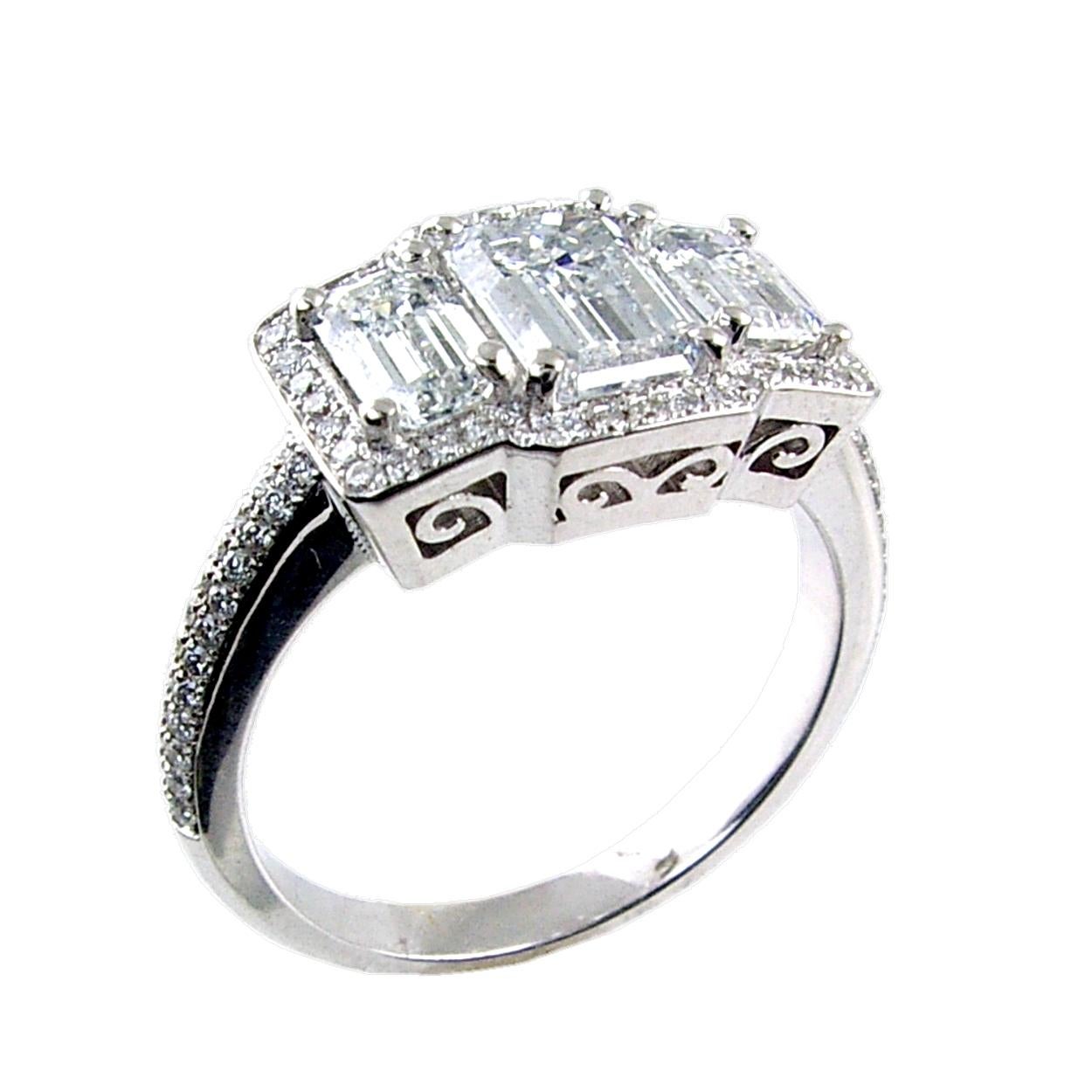 Contemporain 2.12 Ct H/VS2 Pave Emerald Ct Diamond 18K 3-Stone Engagement Ring with Halo en vente