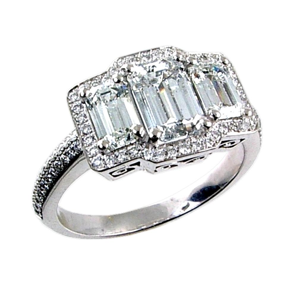 2.12 Ct H/VS2 Pave Emerald Ct Diamond 18K 3-Stone Engagement Ring with Halo en vente