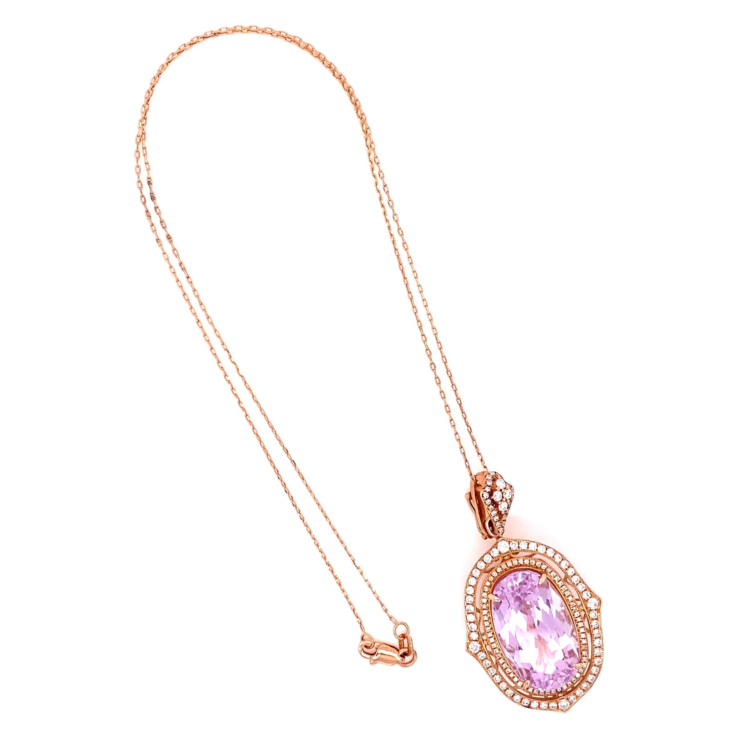 Exquisito Collar de Gota de Kunzita y Diamantes, centrado en una Kunzita Ovalada engastada de forma segura, con un peso aproximado de 21,20 Quilates rodeada de Diamantes, aprox. 0,92tcw. Suspendida de una cadena de 14 quilates y 18