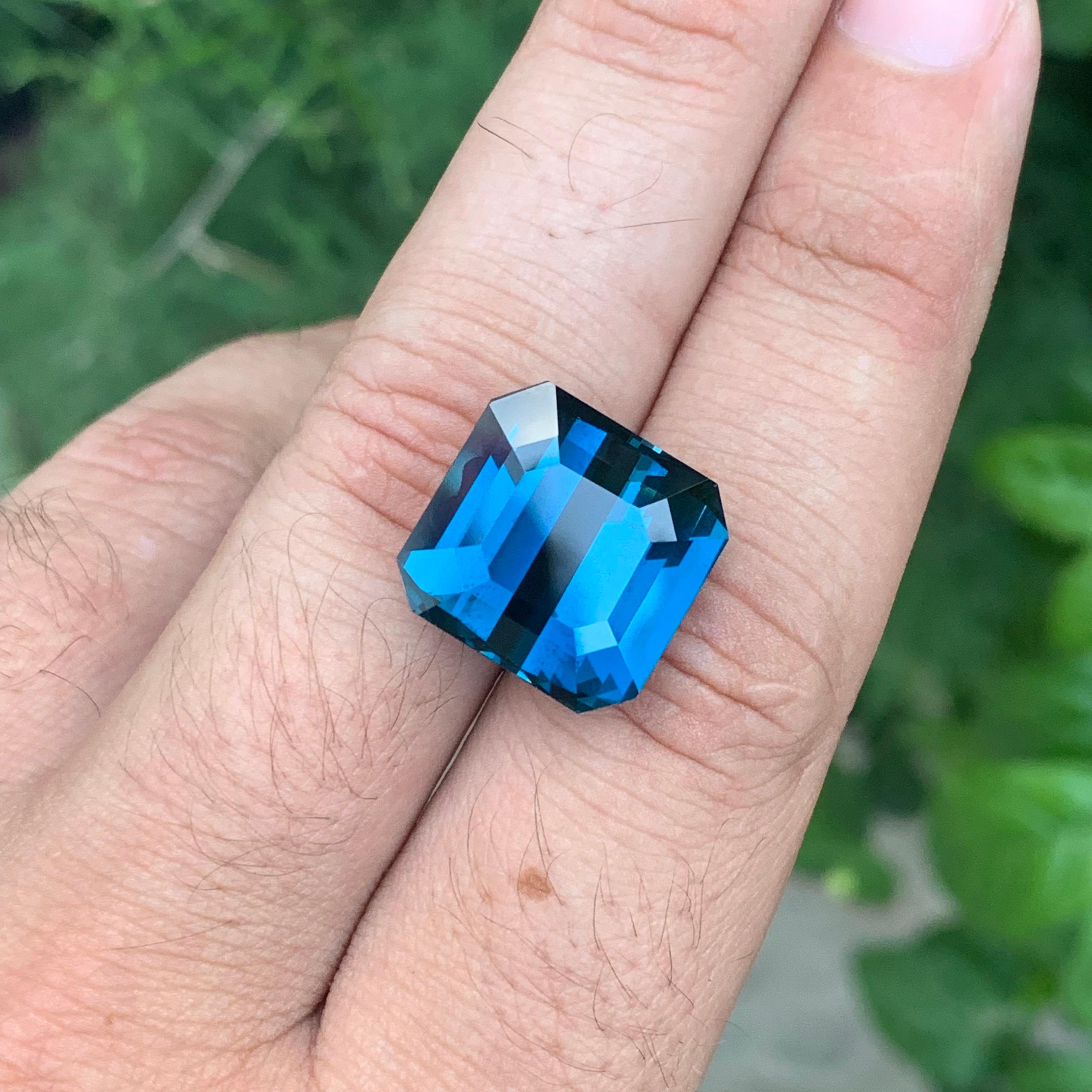 Ottagono Gemma di forma ottagonale di Topazio Blu di Londra naturale da 21,25 carati in vendita
