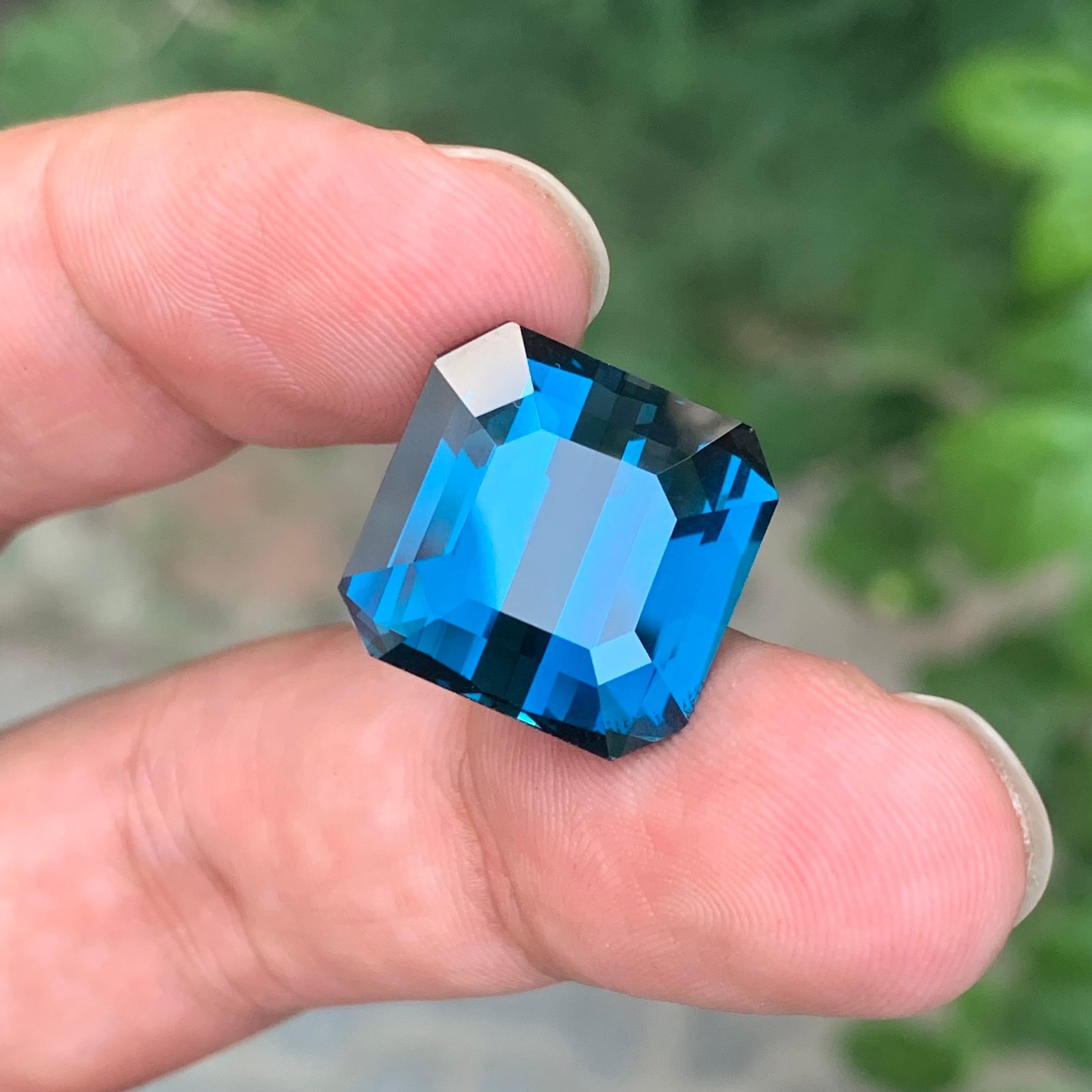 da uomo o donna Gemma di forma ottagonale di Topazio Blu di Londra naturale da 21,25 carati in vendita