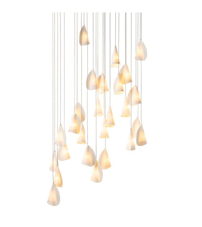 21.26 Lampada lampadario in porcellana di Bocci
Dimensioni: P 33,5 x L 100 x H 300 cm 
Materiali: Porcellana, vetro borosilicato, cavo coassiale metallico intrecciato, componenti elettrici, tettuccio in nichel spazzolato. 
Illuminazione: LED da