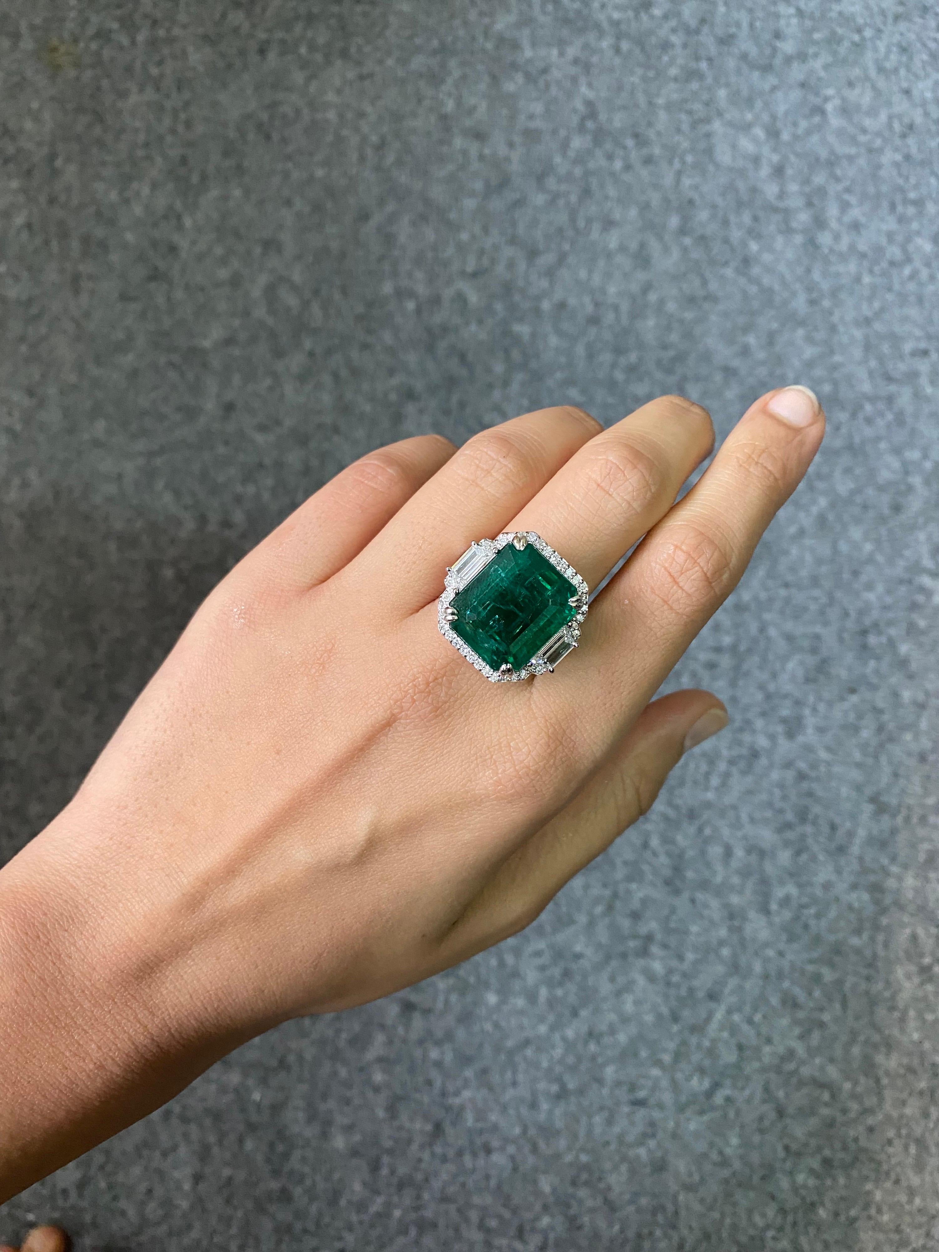 Certified 21.27 Carat Emerald and Diamond Three Stone Cocktail Ring In New Condition In Bangkok, Thailand