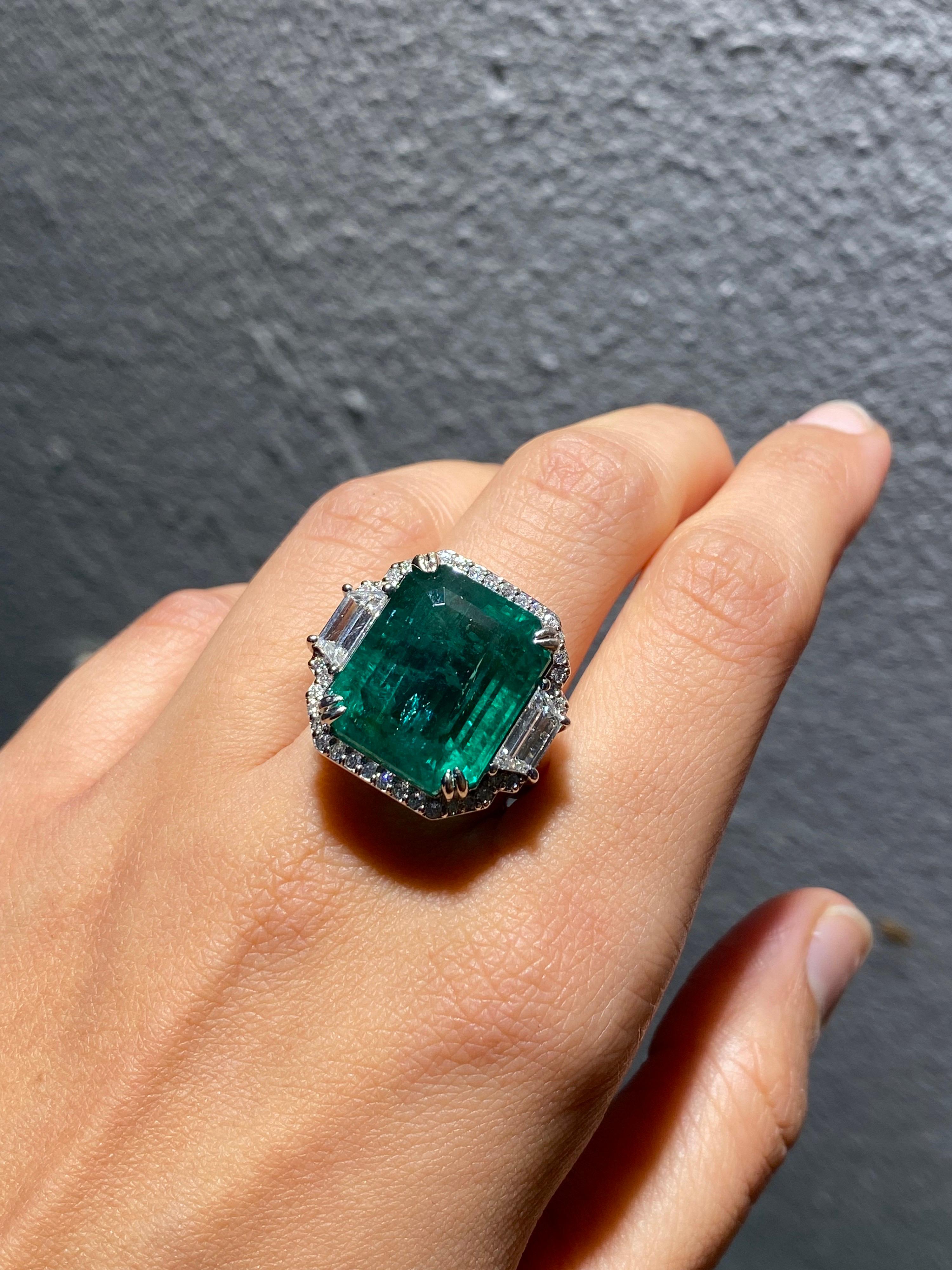 Women's or Men's Certified 21.27 Carat Emerald and Diamond Three Stone Cocktail Ring